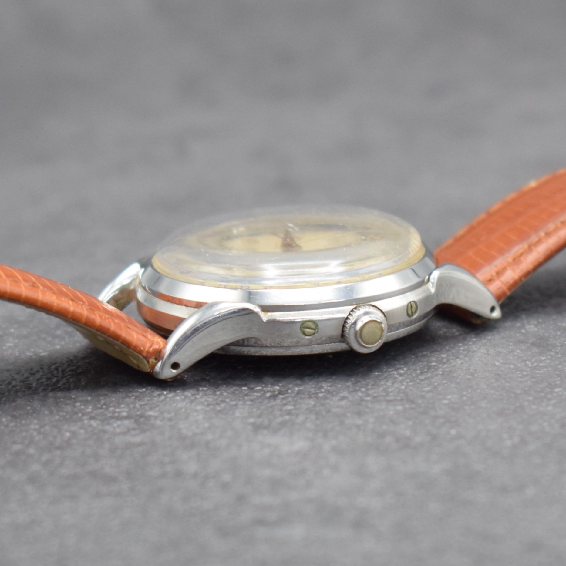 Detail d: HELBROS Herrenarmbanduhr mit Vollkalender in Edelstahl, Schweiz um 1950, Handaufzug, 3- teil. Geh., Boden & Glasrand aufgedr., silb. Zifferblatt m. ...