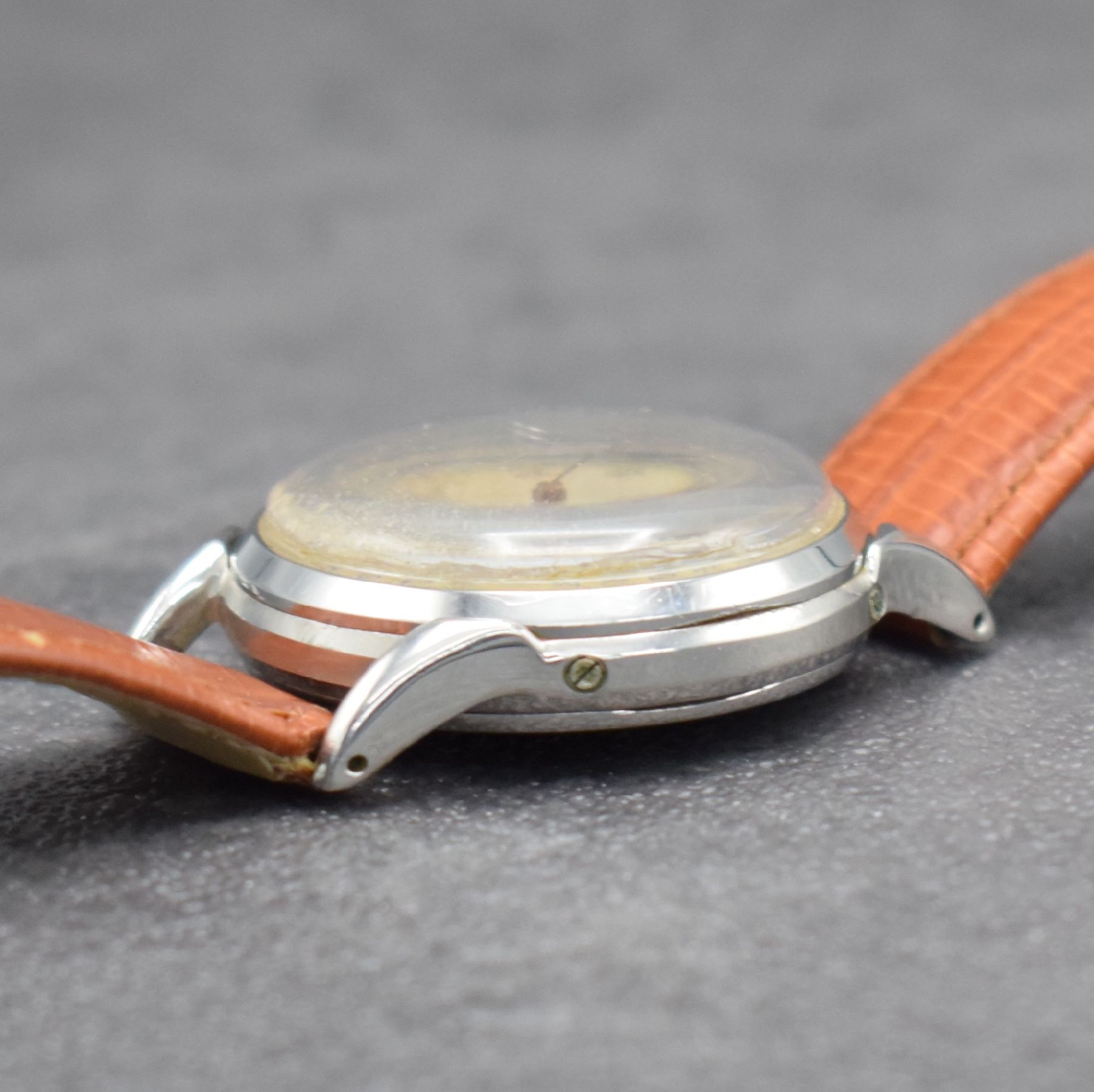 Detail e: HELBROS Herrenarmbanduhr mit Vollkalender in Edelstahl, Schweiz um 1950, Handaufzug, 3- teil. Geh., Boden & Glasrand aufgedr., silb. Zifferblatt m. ...
