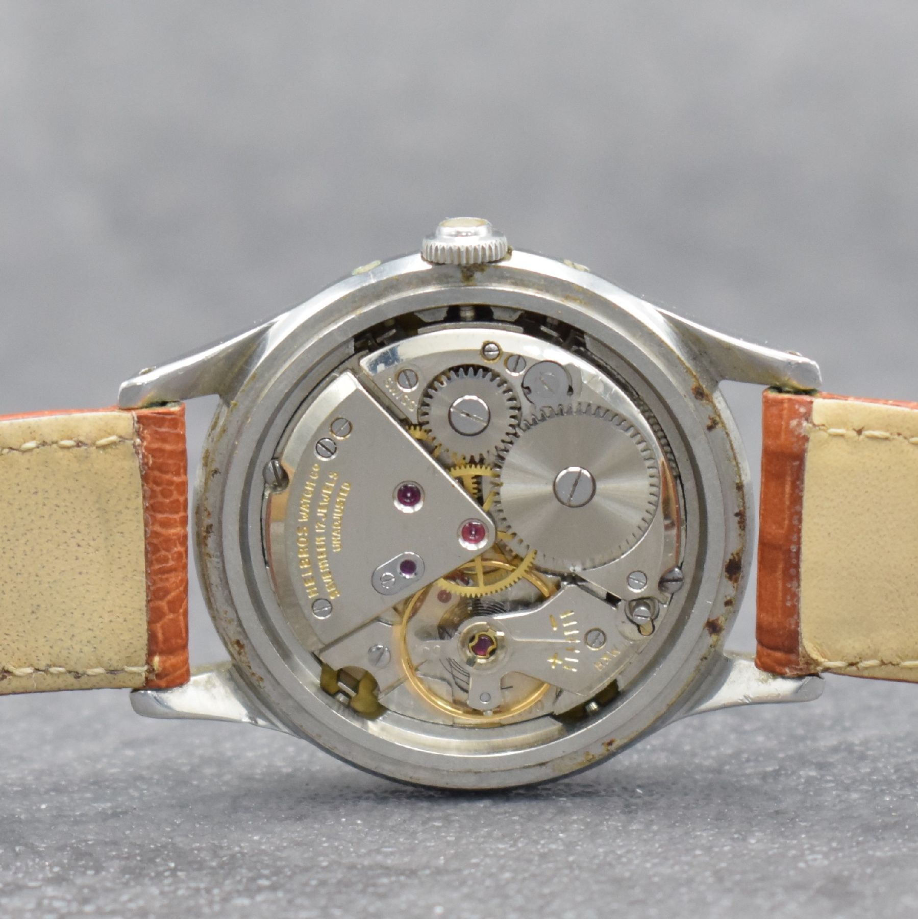 Detail f: HELBROS Herrenarmbanduhr mit Vollkalender in Edelstahl, Schweiz um 1950, Handaufzug, 3- teil. Geh., Boden & Glasrand aufgedr., silb. Zifferblatt m. ...