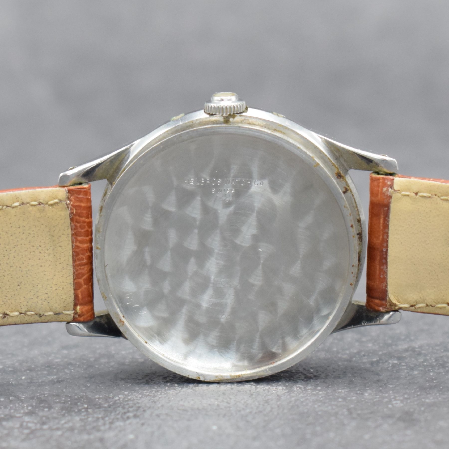 Detail g: HELBROS Herrenarmbanduhr mit Vollkalender in Edelstahl, Schweiz um 1950, Handaufzug, 3- teil. Geh., Boden & Glasrand aufgedr., silb. Zifferblatt m. ...