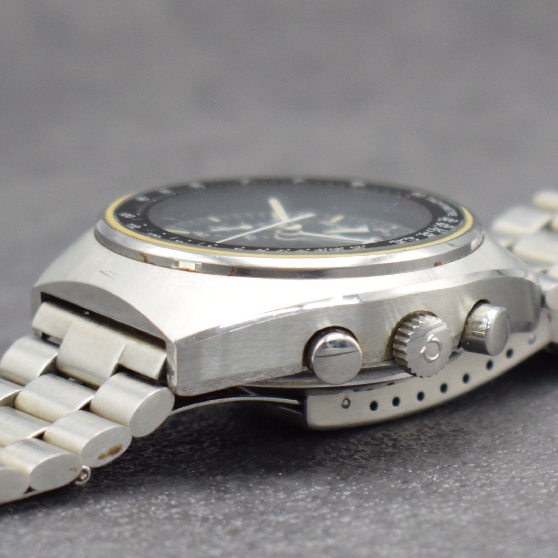 Detail e: OMEGA Speedmaster Herrenarmbanduhr mit Chronograph in Edelstahl, Schweiz um 1980, Automatik, Ref. 176.0012, Boden m. Seamasterlogo geschr., orig. ...