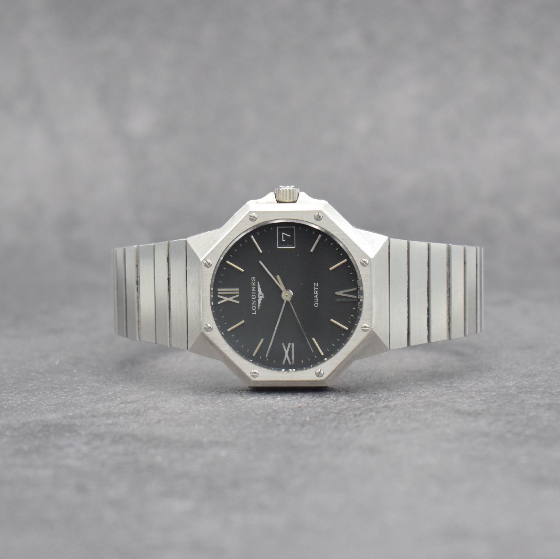 LONGINES Herrenarmbanduhr in Edelstahl, Schweiz um 1980, quarz, Ref. 4845, 2-teil. Geh., Boden geschr., orig. Gliederband, schwarzes Zifferbl. m. ...