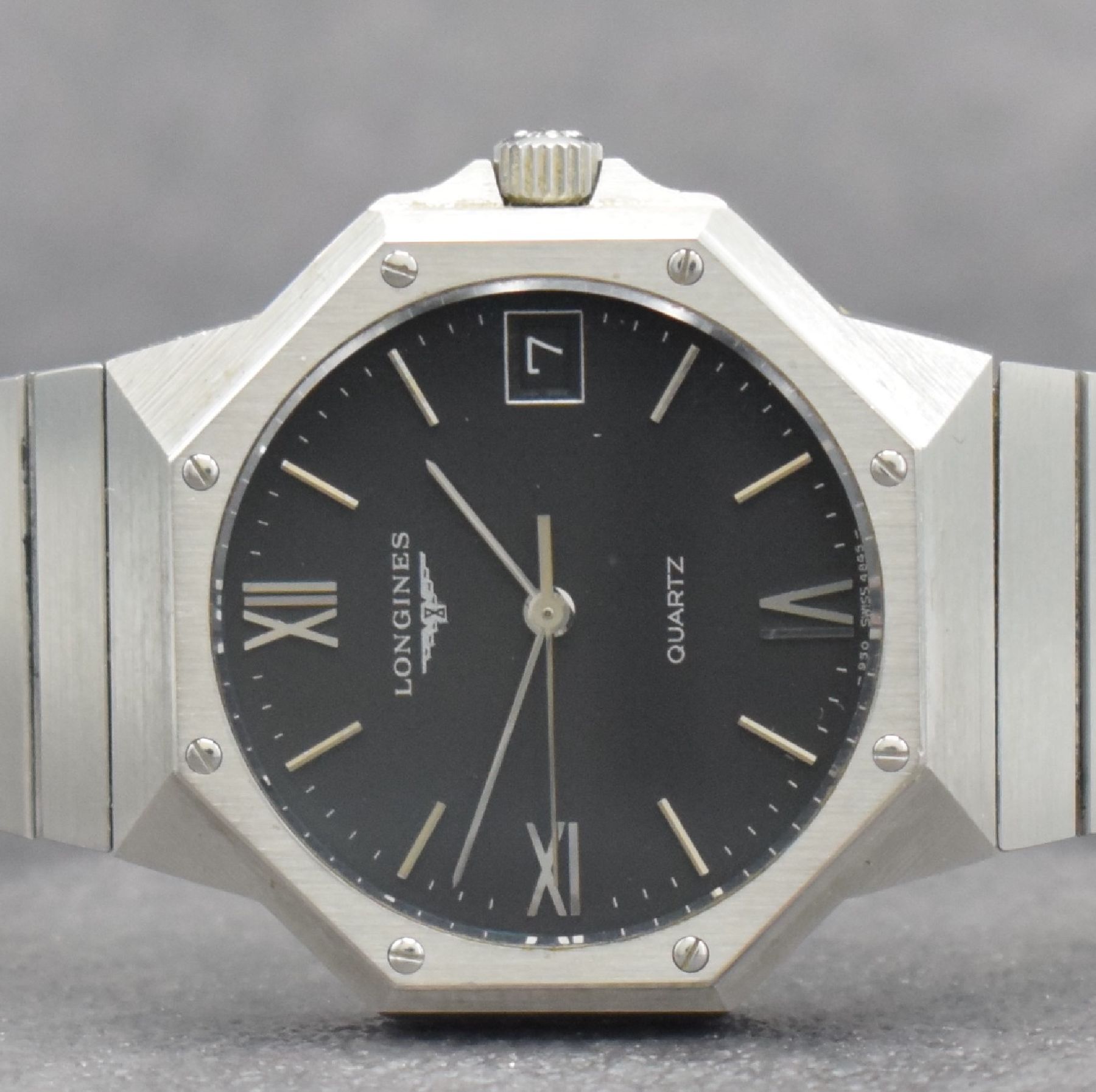 Detail a: LONGINES Herrenarmbanduhr in Edelstahl, Schweiz um 1980, quarz, Ref. 4845, 2-teil. Geh., Boden geschr., orig. Gliederband, schwarzes Zifferbl. m. ...