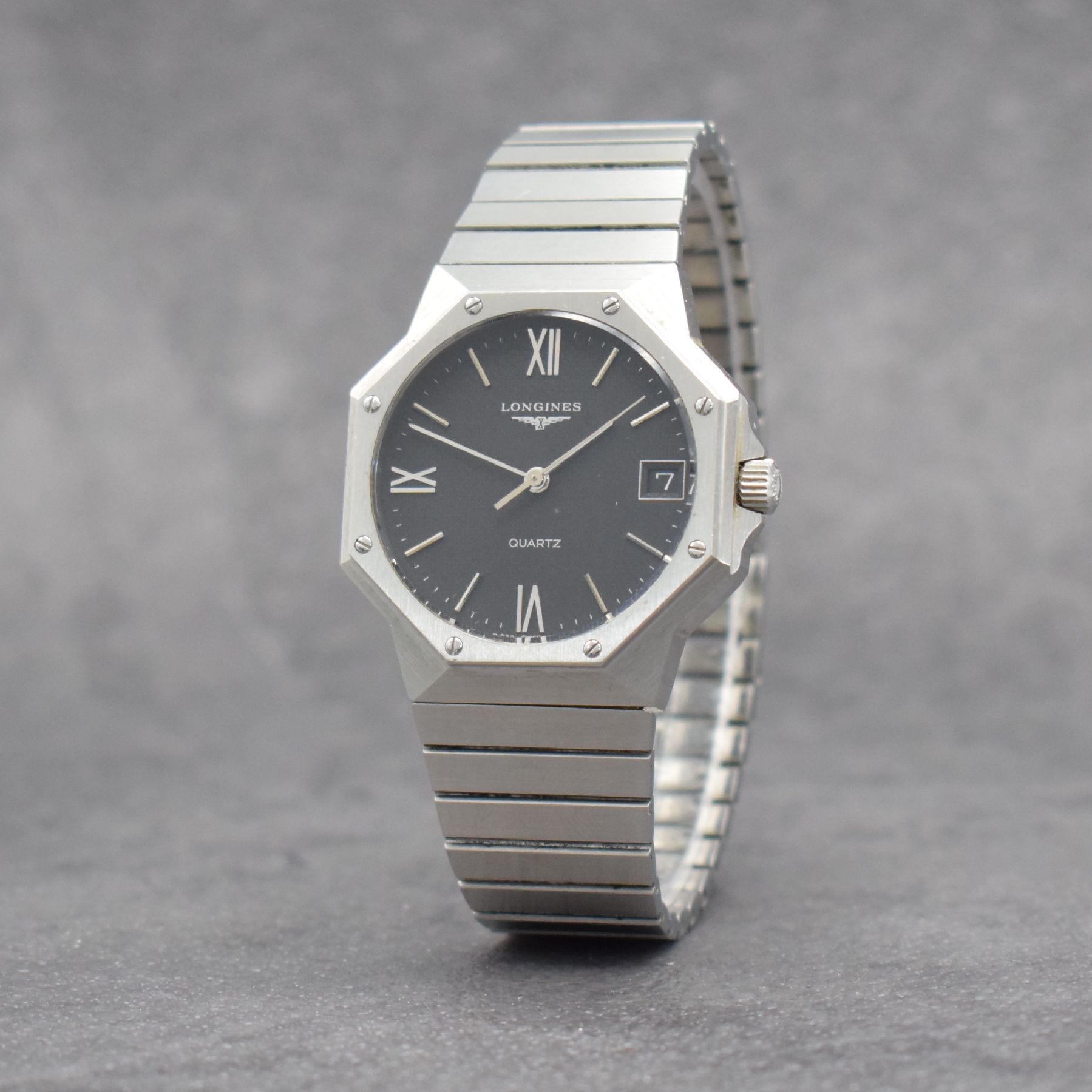 Detail b: LONGINES Herrenarmbanduhr in Edelstahl, Schweiz um 1980, quarz, Ref. 4845, 2-teil. Geh., Boden geschr., orig. Gliederband, schwarzes Zifferbl. m. ...