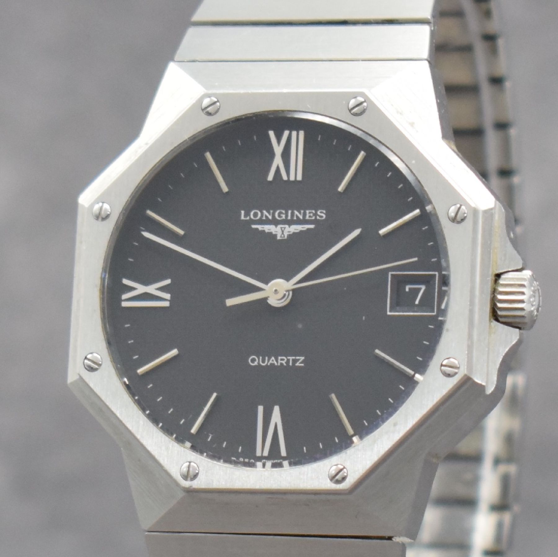 Detail c: LONGINES Herrenarmbanduhr in Edelstahl, Schweiz um 1980, quarz, Ref. 4845, 2-teil. Geh., Boden geschr., orig. Gliederband, schwarzes Zifferbl. m. ...