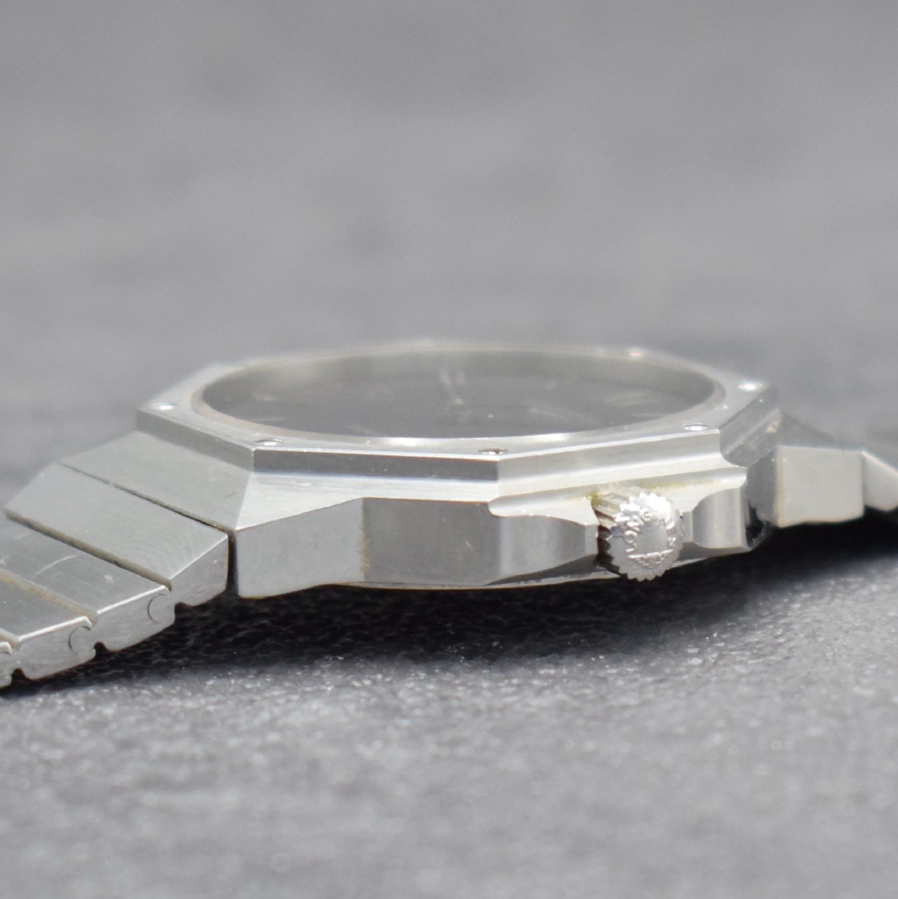 Detail d: LONGINES Herrenarmbanduhr in Edelstahl, Schweiz um 1980, quarz, Ref. 4845, 2-teil. Geh., Boden geschr., orig. Gliederband, schwarzes Zifferbl. m. ...