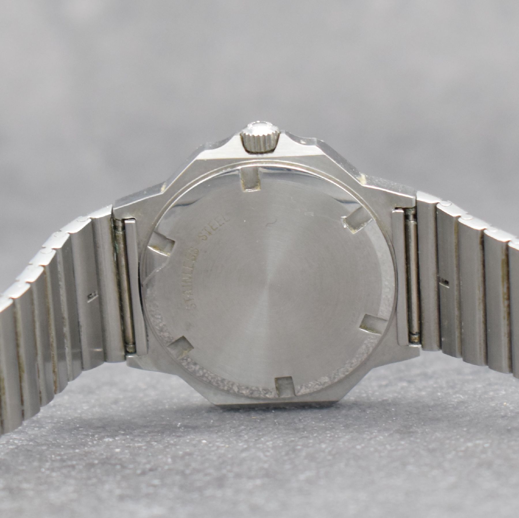 Detail e: LONGINES Herrenarmbanduhr in Edelstahl, Schweiz um 1980, quarz, Ref. 4845, 2-teil. Geh., Boden geschr., orig. Gliederband, schwarzes Zifferbl. m. ...