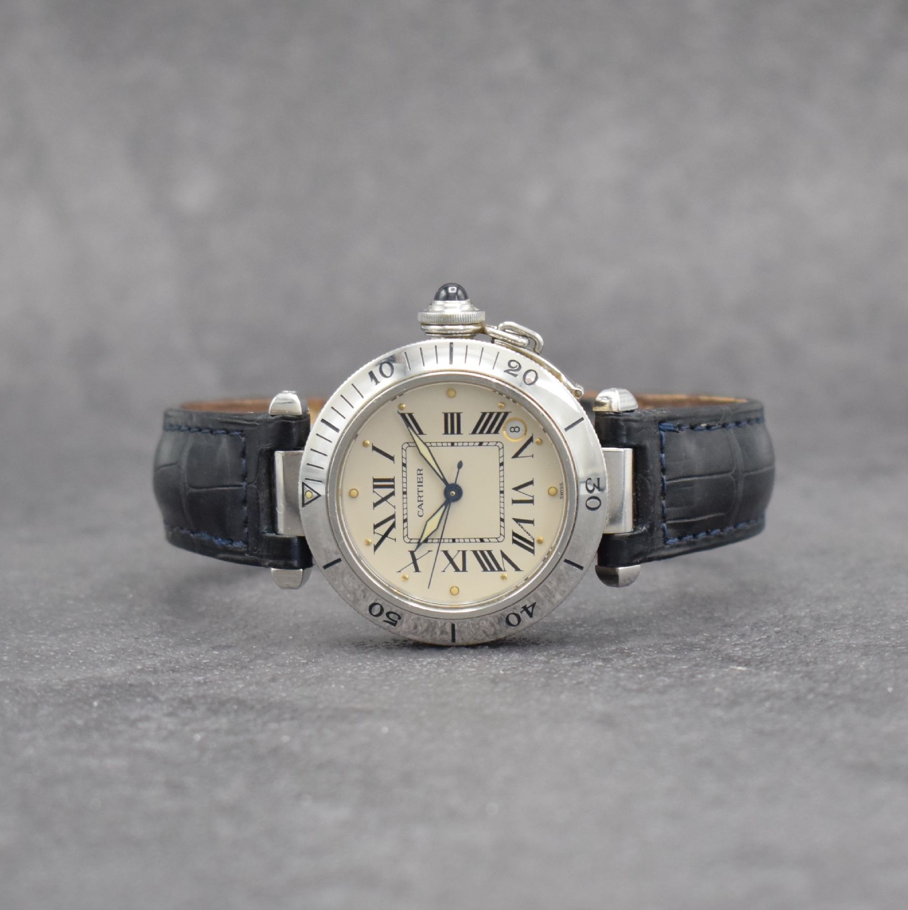 CARTIER Herrenarmbanduhr Serie Pasha, Automatik, Edelstahlgeh. inkl. orig. Lederband m. orig. Faltschl., Boden 8-fach verschr., Lünette m. 60er ...