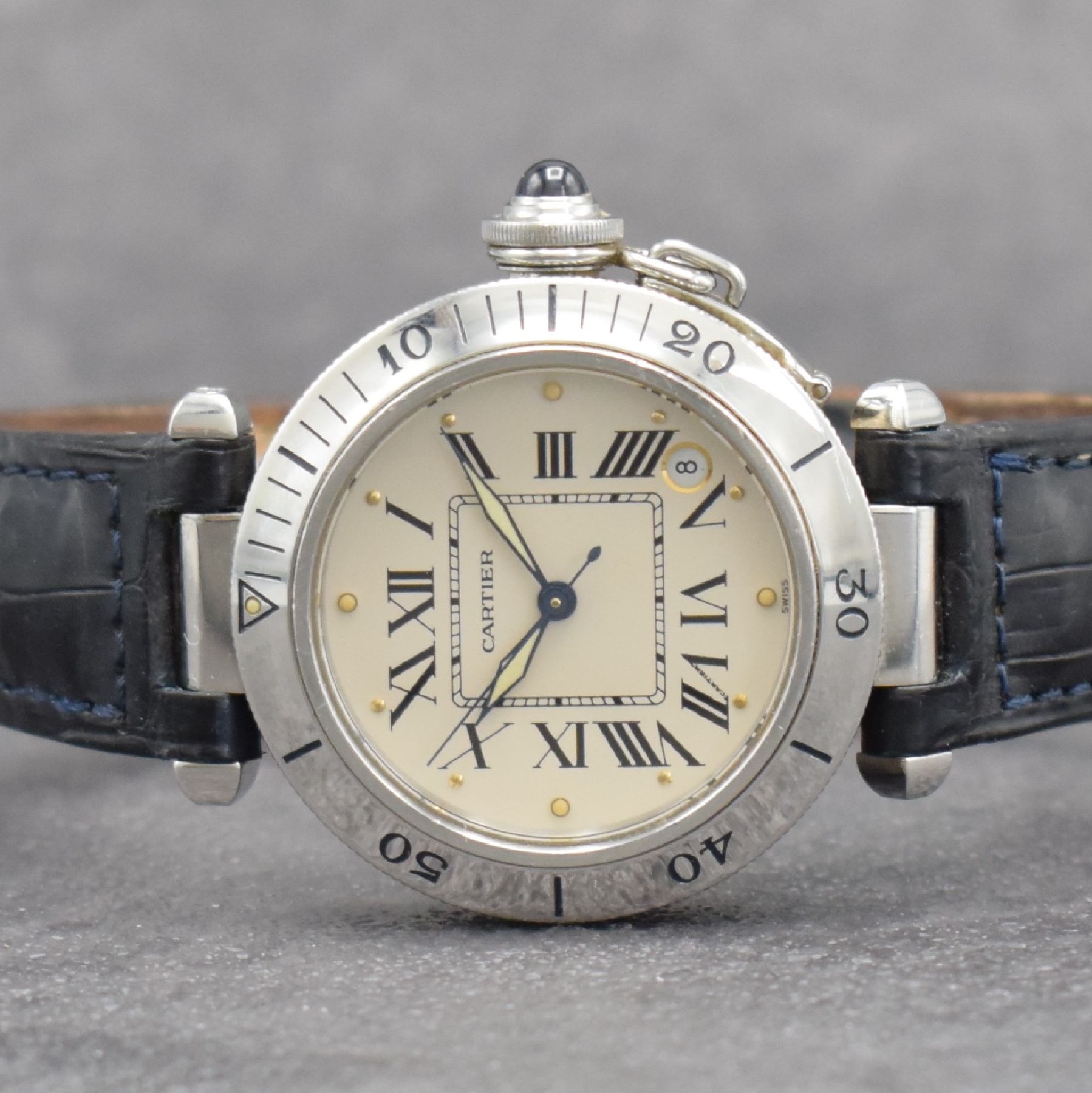 Detail a: CARTIER Herrenarmbanduhr Serie Pasha, Automatik, Edelstahlgeh. inkl. orig. Lederband m. orig. Faltschl., Boden 8-fach verschr., Lünette m. 60er ...