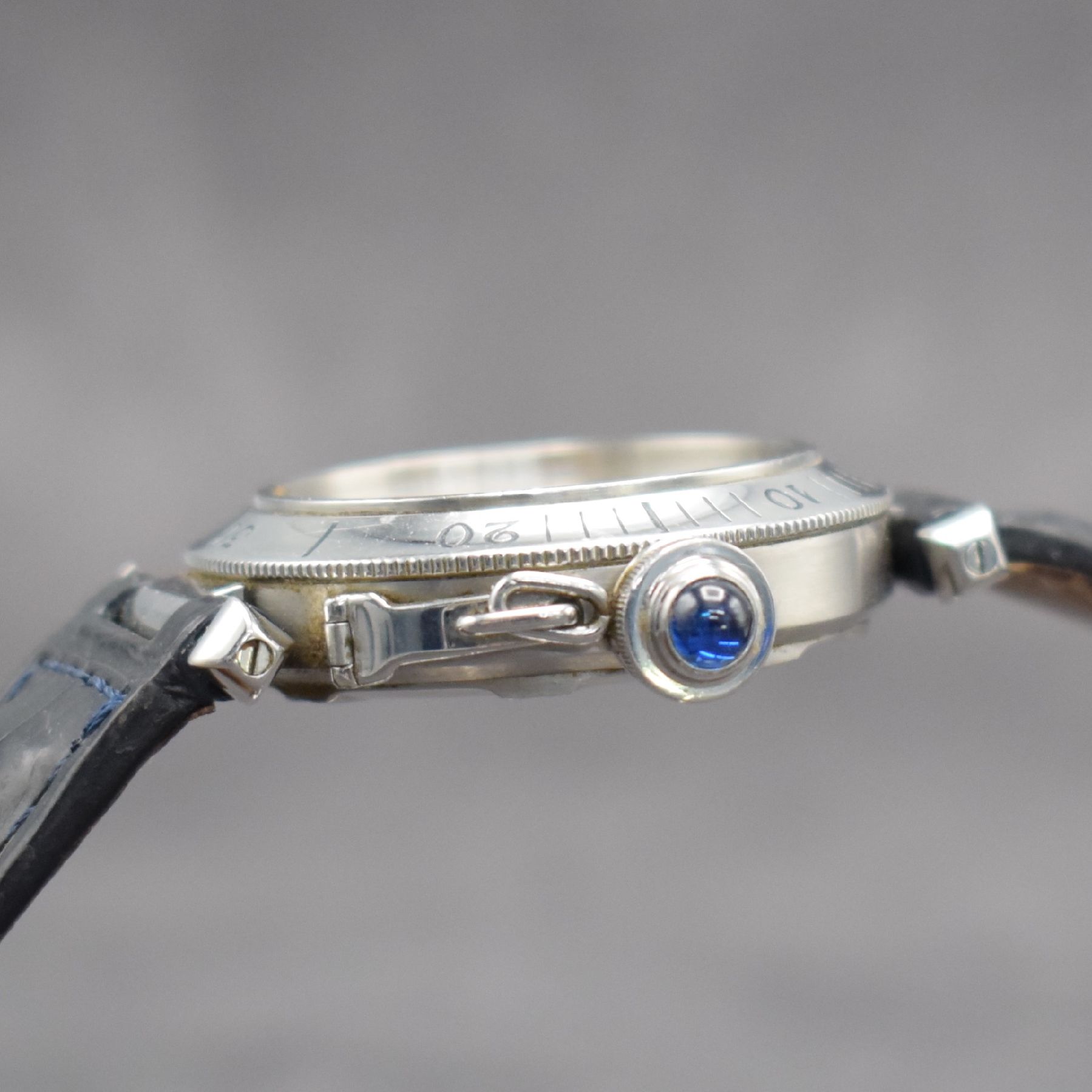 Detail d: CARTIER Herrenarmbanduhr Serie Pasha, Automatik, Edelstahlgeh. inkl. orig. Lederband m. orig. Faltschl., Boden 8-fach verschr., Lünette m. 60er ...