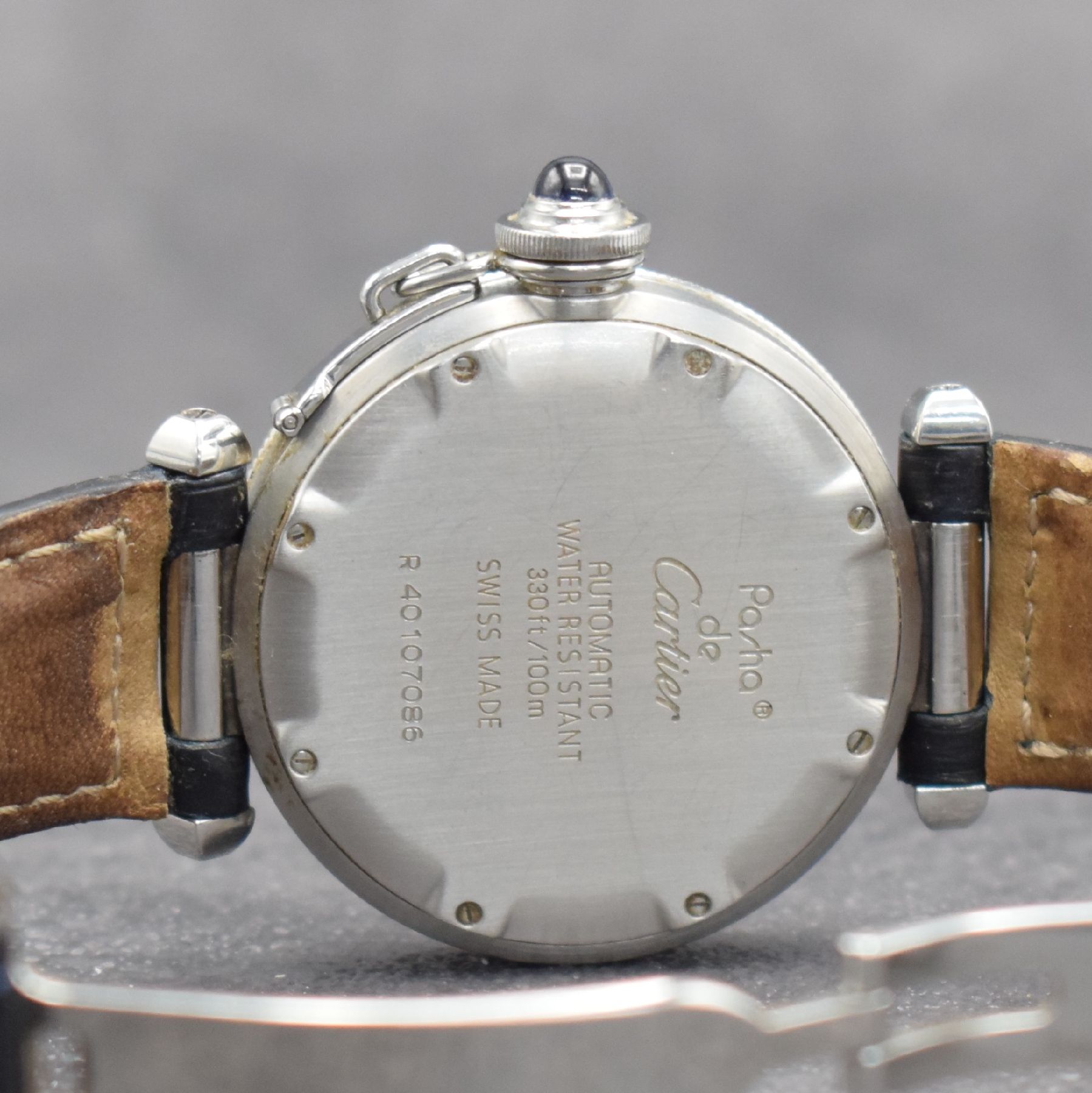 Detail e: CARTIER Herrenarmbanduhr Serie Pasha, Automatik, Edelstahlgeh. inkl. orig. Lederband m. orig. Faltschl., Boden 8-fach verschr., Lünette m. 60er ...