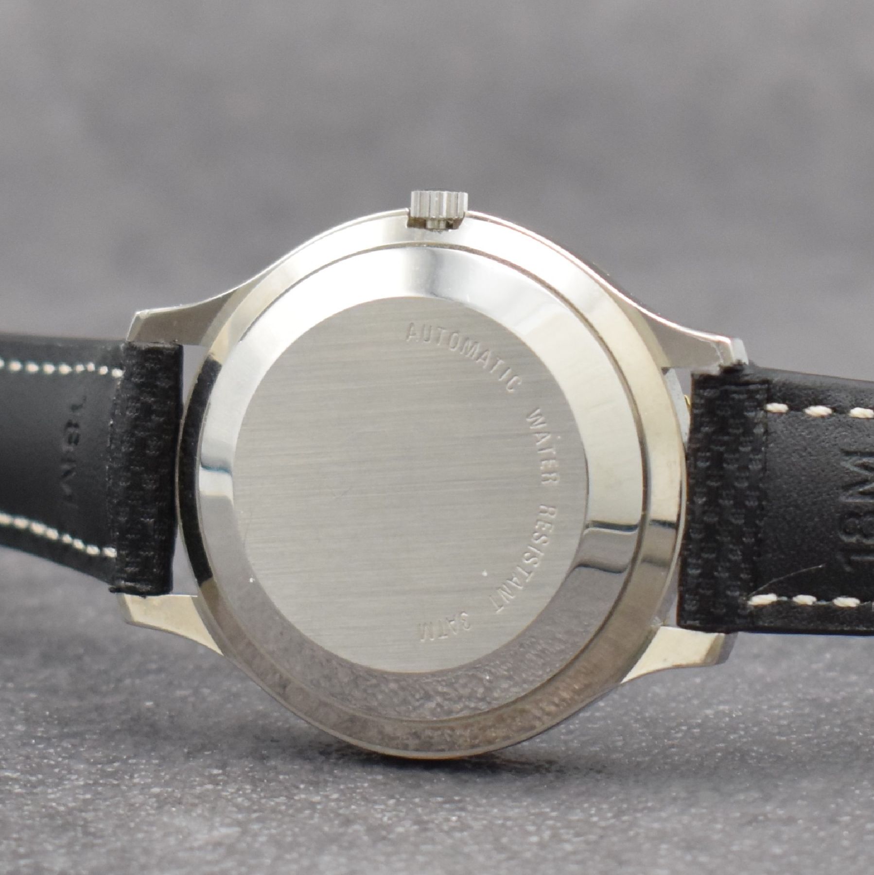 Detail d: GUB Herrenarmbanduhr, Schweiz/Deutschland um 1992, Automatik, gedr. Stahlgeh., Lünette m. 60er Teilung eins. rast. drehb., schwarzes Zifferbl. m. ...