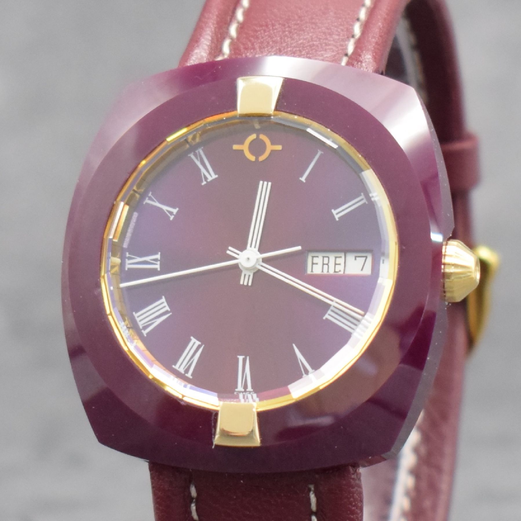 Detail c: VACUUM Armbanduhr im Rubin-Gehäuse, Schweiz um 1980, quarz, Monocoque-Geh., facettiertes Saphirglas m. 2 gold. Haltern rücks. verschr., Rubin-rotes ...