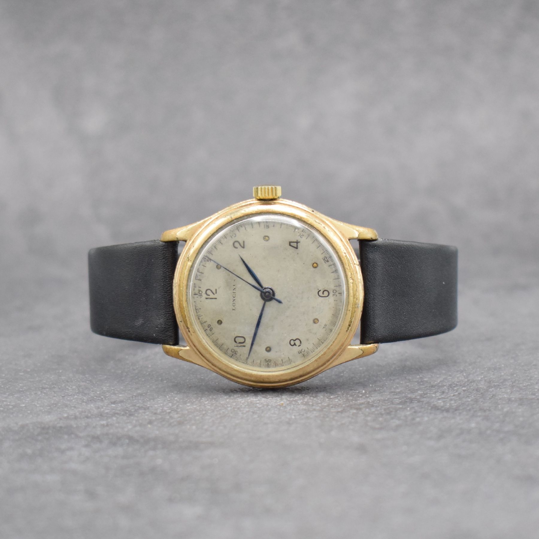 LONGINES Herrenarmbanduhr, Handaufzug, Schweiz um 1950, verg. Metallgeh. ber., Edelstahlboden verschr., Zifferbl. altersbed. fl./pat., Anz. v. Std., ...