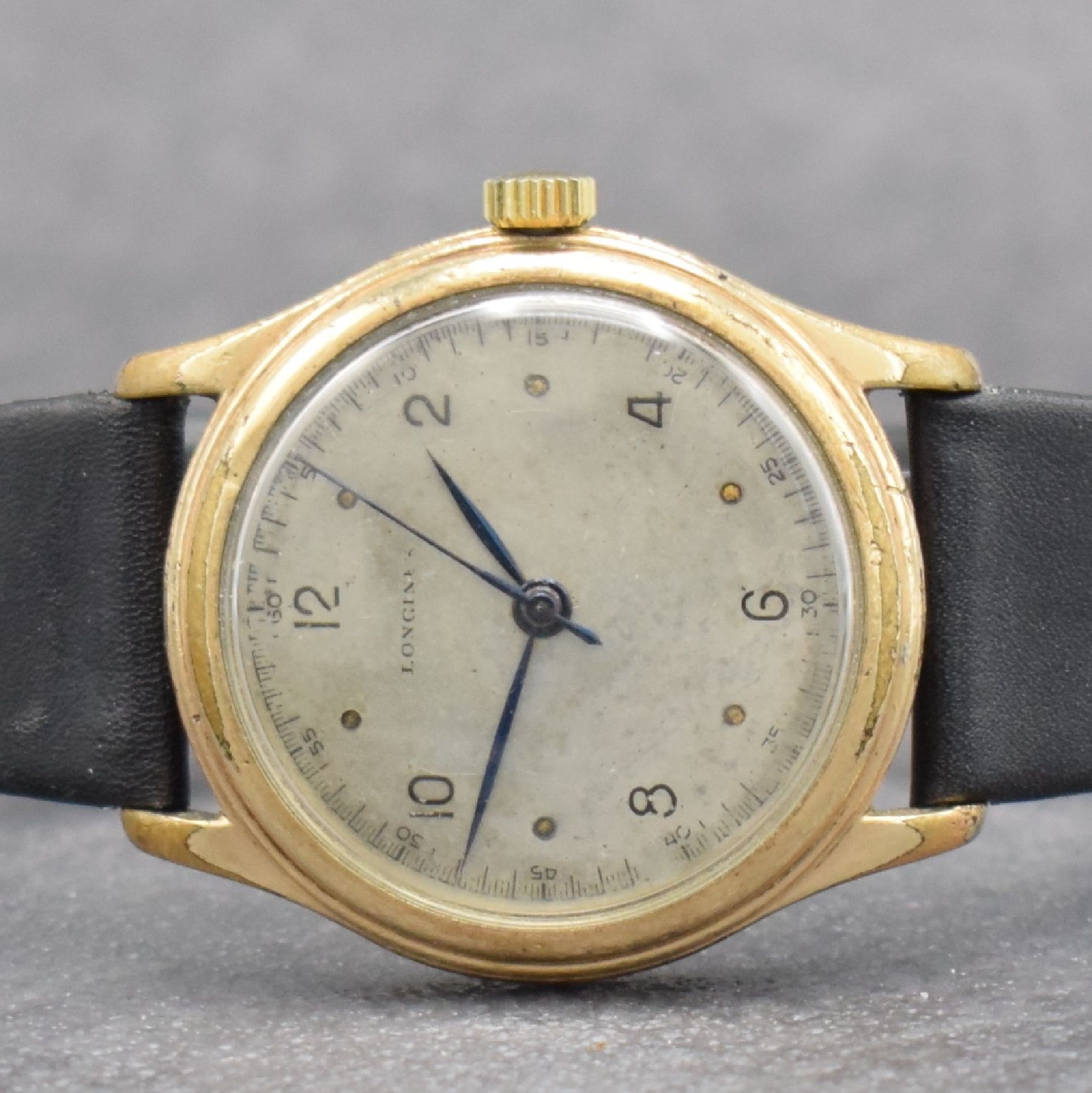 Detail a: LONGINES Herrenarmbanduhr, Handaufzug, Schweiz um 1950, verg. Metallgeh. ber., Edelstahlboden verschr., Zifferbl. altersbed. fl./pat., Anz. v. Std., ...