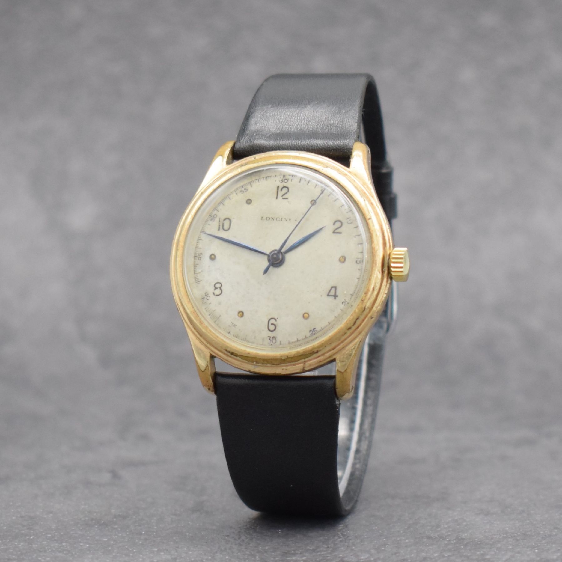 Detail b: LONGINES Herrenarmbanduhr, Handaufzug, Schweiz um 1950, verg. Metallgeh. ber., Edelstahlboden verschr., Zifferbl. altersbed. fl./pat., Anz. v. Std., ...