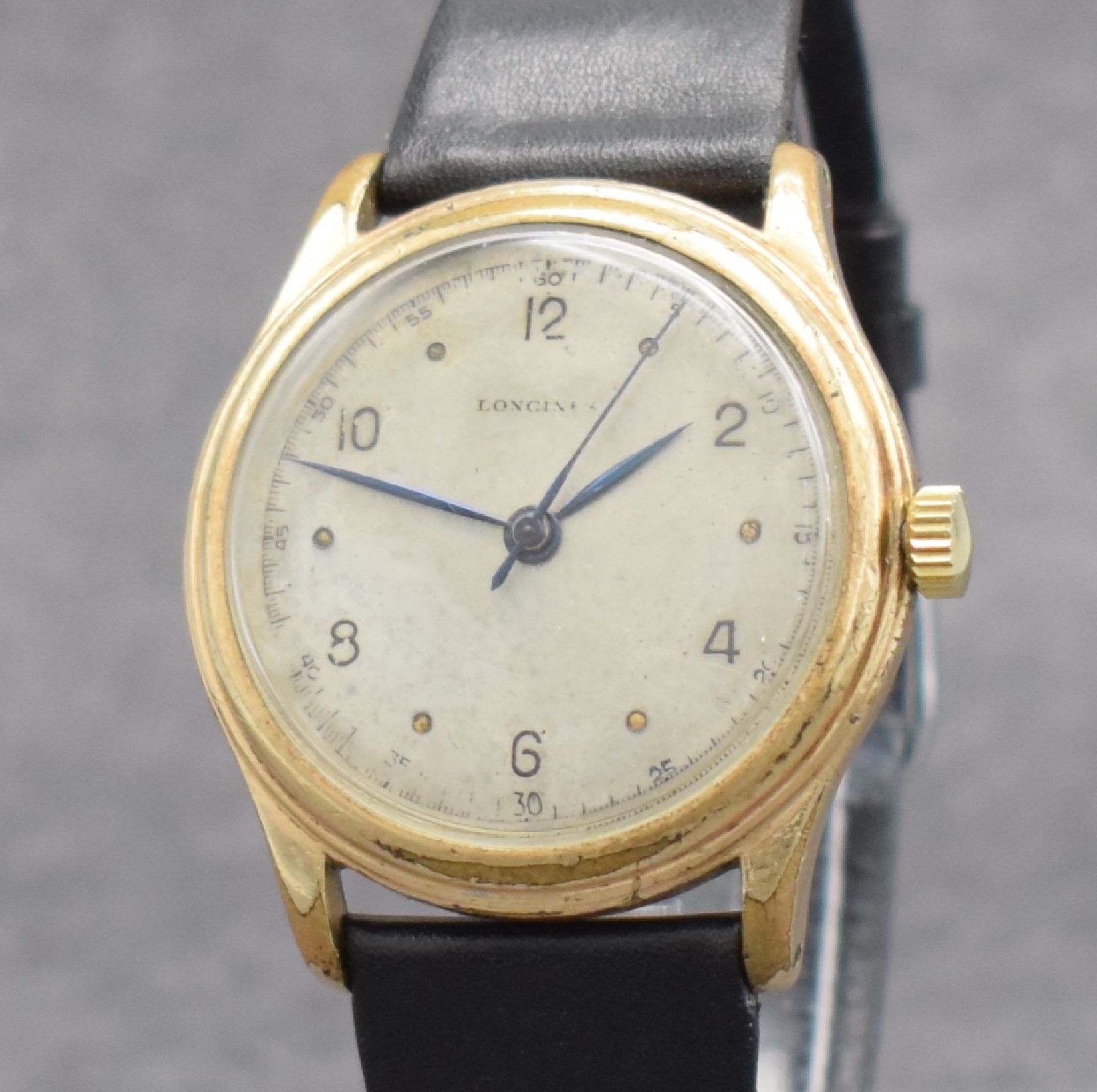 Detail c: LONGINES Herrenarmbanduhr, Handaufzug, Schweiz um 1950, verg. Metallgeh. ber., Edelstahlboden verschr., Zifferbl. altersbed. fl./pat., Anz. v. Std., ...
