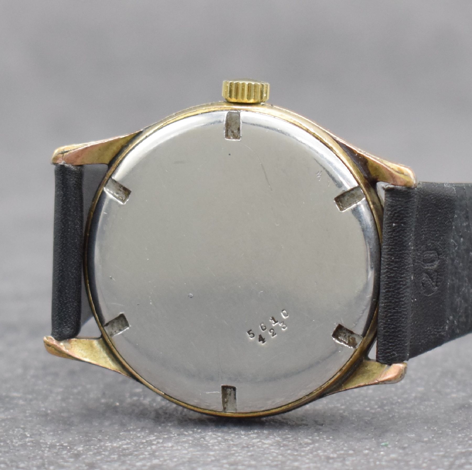 Detail d: LONGINES Herrenarmbanduhr, Handaufzug, Schweiz um 1950, verg. Metallgeh. ber., Edelstahlboden verschr., Zifferbl. altersbed. fl./pat., Anz. v. Std., ...