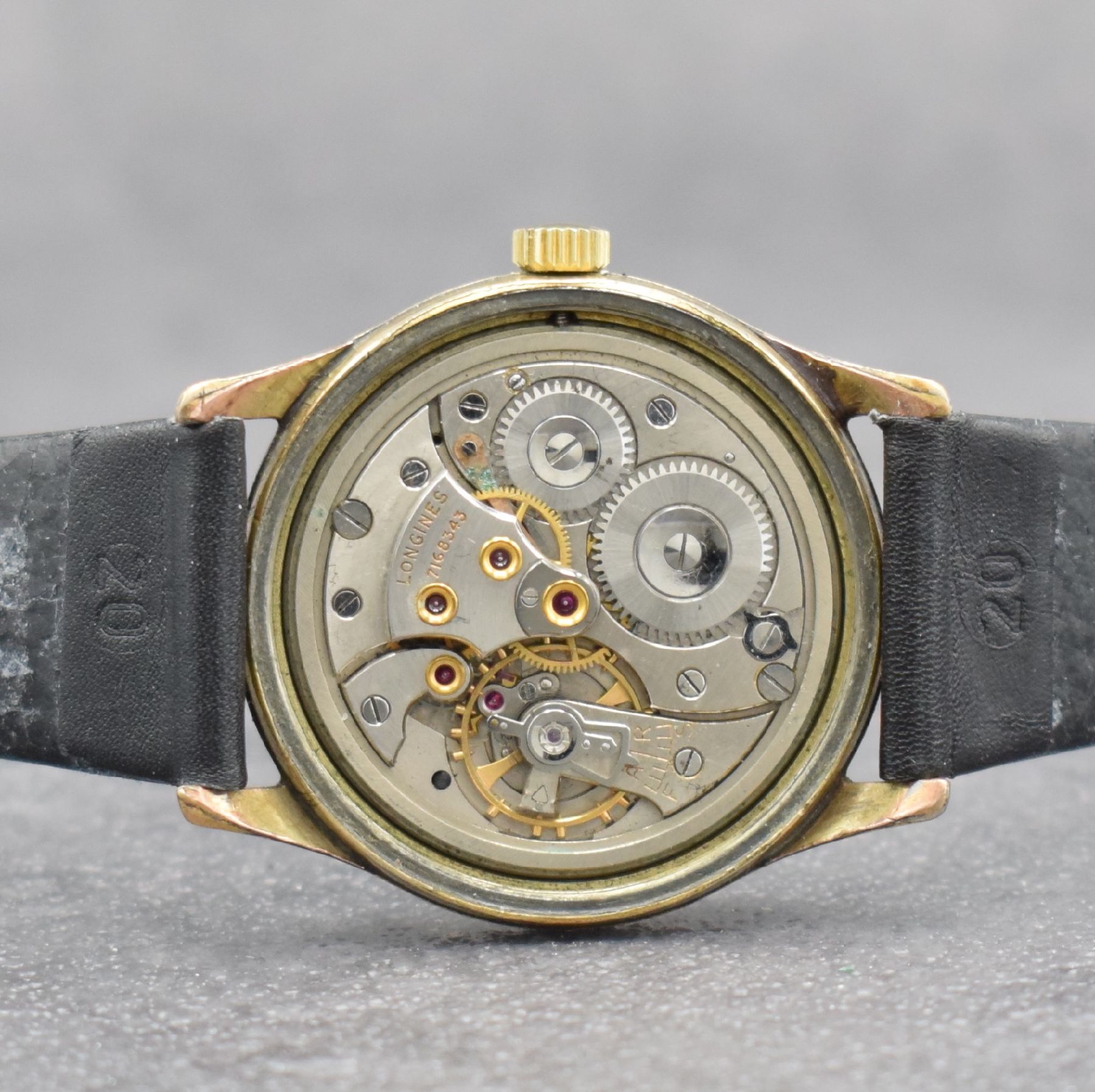 Detail e: LONGINES Herrenarmbanduhr, Handaufzug, Schweiz um 1950, verg. Metallgeh. ber., Edelstahlboden verschr., Zifferbl. altersbed. fl./pat., Anz. v. Std., ...