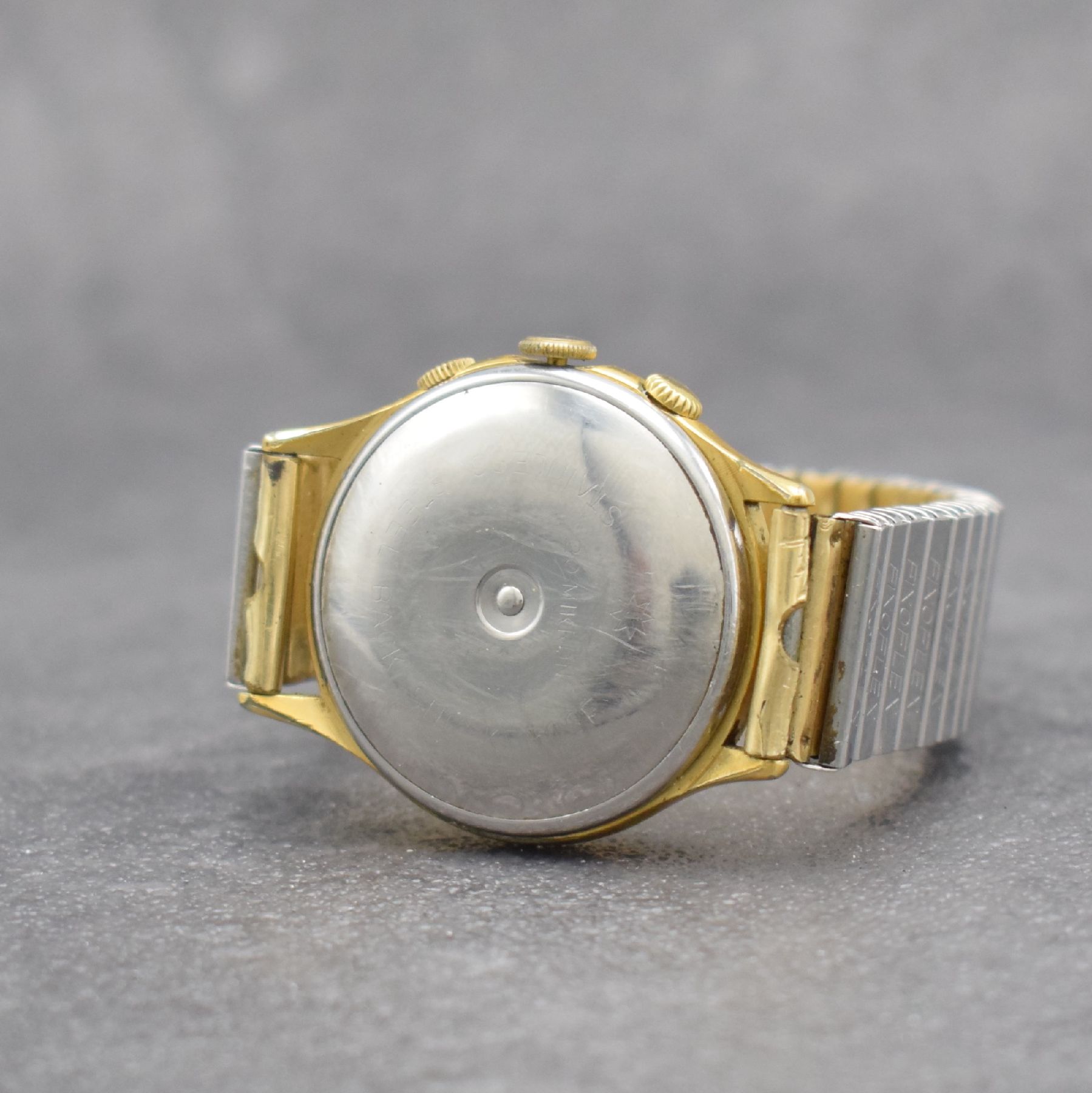 Detail d: JUNGHANS Armbandwecker Kaliber 89, Deutschland um 1960, Handaufzug, verg. Metallgeh. altersbed. ber., 20 St., Geh- & Weckw. 1 Federhaus, ...