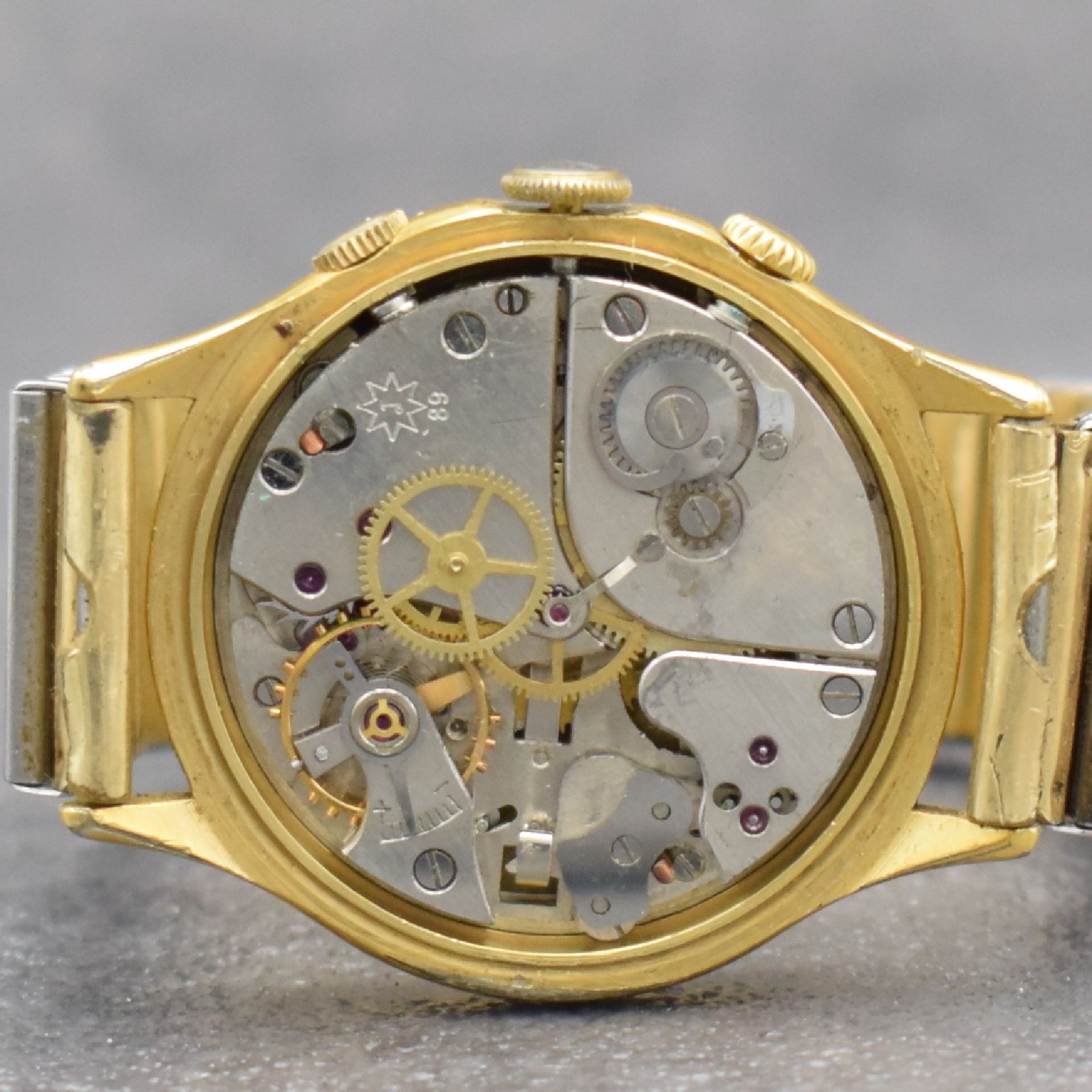 Detail e: JUNGHANS Armbandwecker Kaliber 89, Deutschland um 1960, Handaufzug, verg. Metallgeh. altersbed. ber., 20 St., Geh- & Weckw. 1 Federhaus, ...