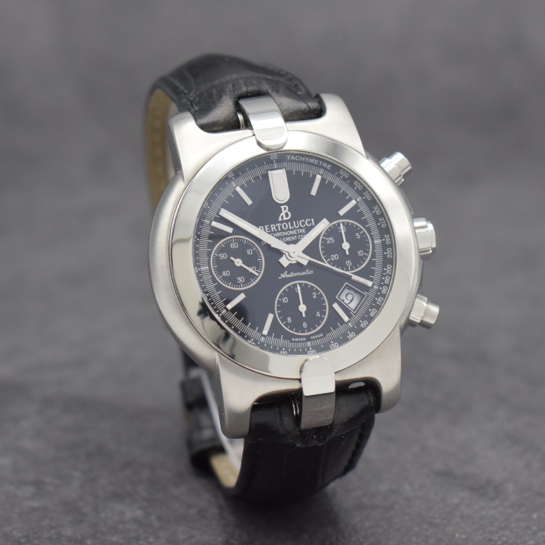 Detail b: BERTOLUCCI Chronometer Chronograph in Stahl, Schweiz um 2000, Automatik, 4-fach verschr. Geh. m. ausgefallenen Anstößen, schwarzes Zifferbl., ...
