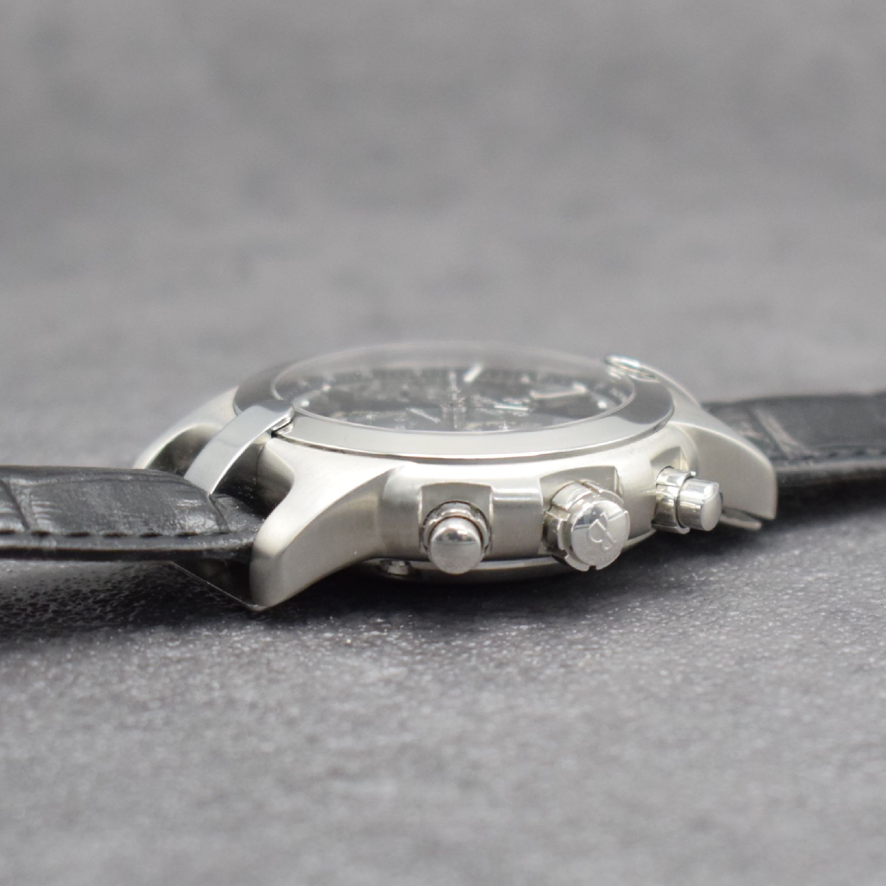 Detail e: BERTOLUCCI Chronometer Chronograph in Stahl, Schweiz um 2000, Automatik, 4-fach verschr. Geh. m. ausgefallenen Anstößen, schwarzes Zifferbl., ...