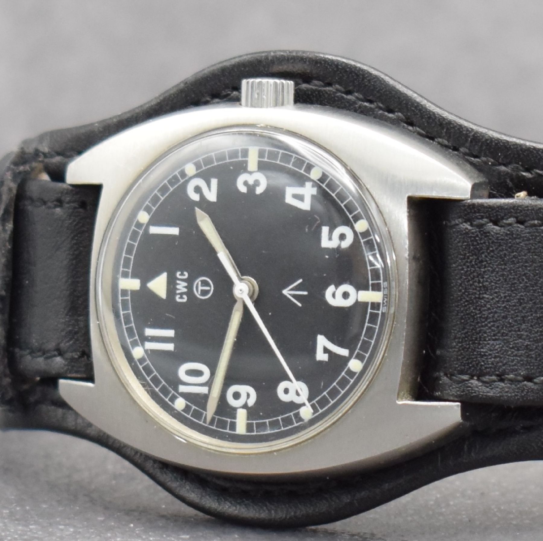 Detail a: CWC Militäruhr der britischen Streitkräfte, Schweiz um 1979, Handaufzug, Monocoque-Geh. m. rückseitiger Militär-Grav., schwarzes ...