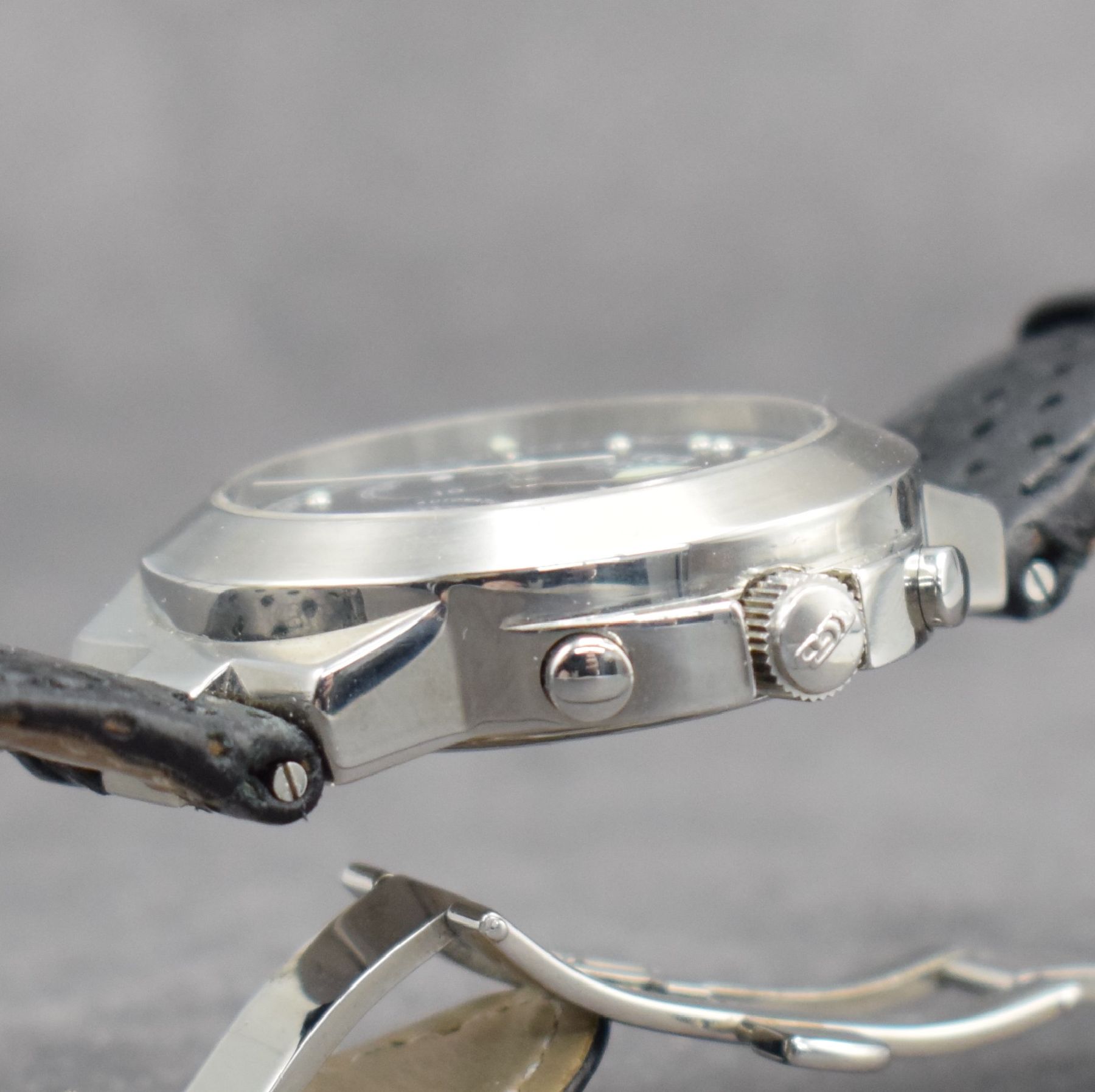 Detail e: ENIGMA by Gianni Bulgari Herrenchronograph in Stahl, Schweiz um 2000, Automatik, beids. vergl. Geh., Boden & Krone verschr., orig. Faltschl., ...