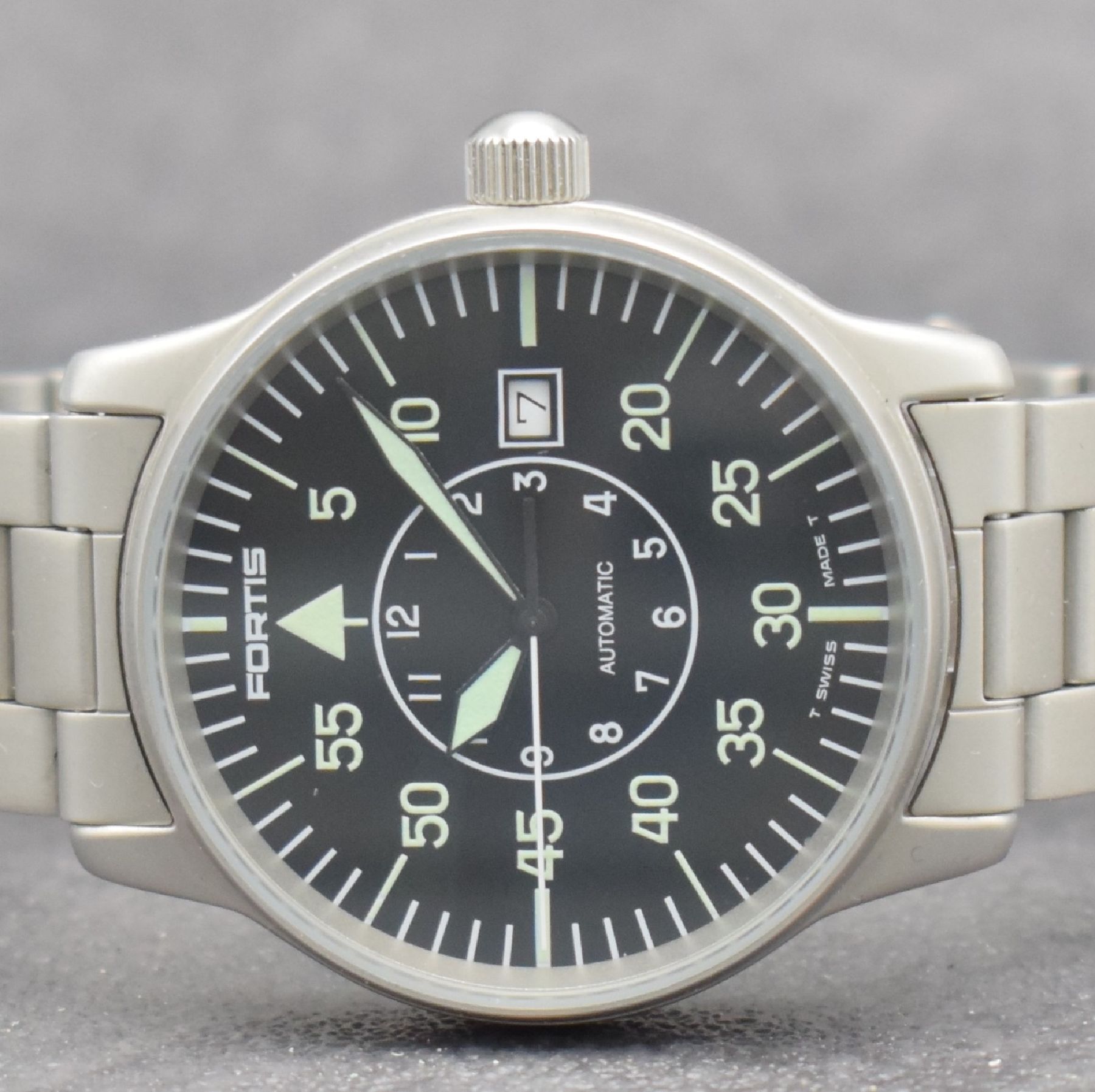 Detail a: FORTIS Fliegerarmbanduhr Ref. 595.10.46 in Stahl/Stahlband, Automatik, beids. vergl. Geh., satiniert, Boden & Krone verschr., schwarzes ...