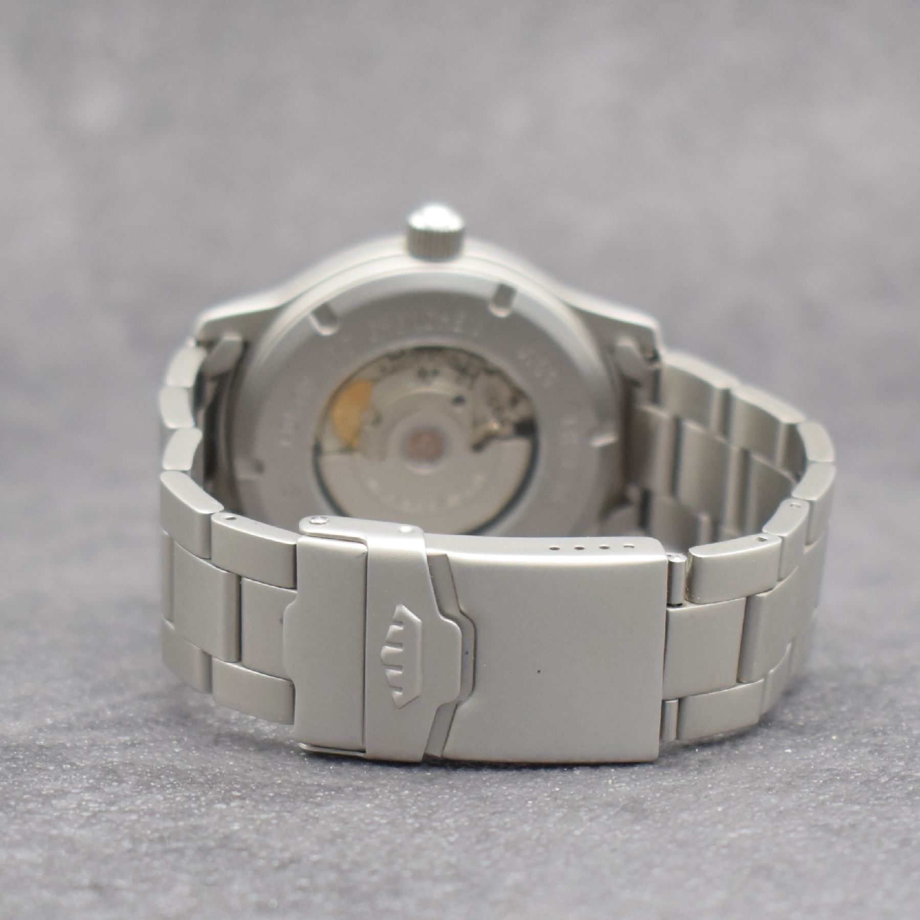 Detail d: FORTIS Fliegerarmbanduhr Ref. 595.10.46 in Stahl/Stahlband, Automatik, beids. vergl. Geh., satiniert, Boden & Krone verschr., schwarzes ...
