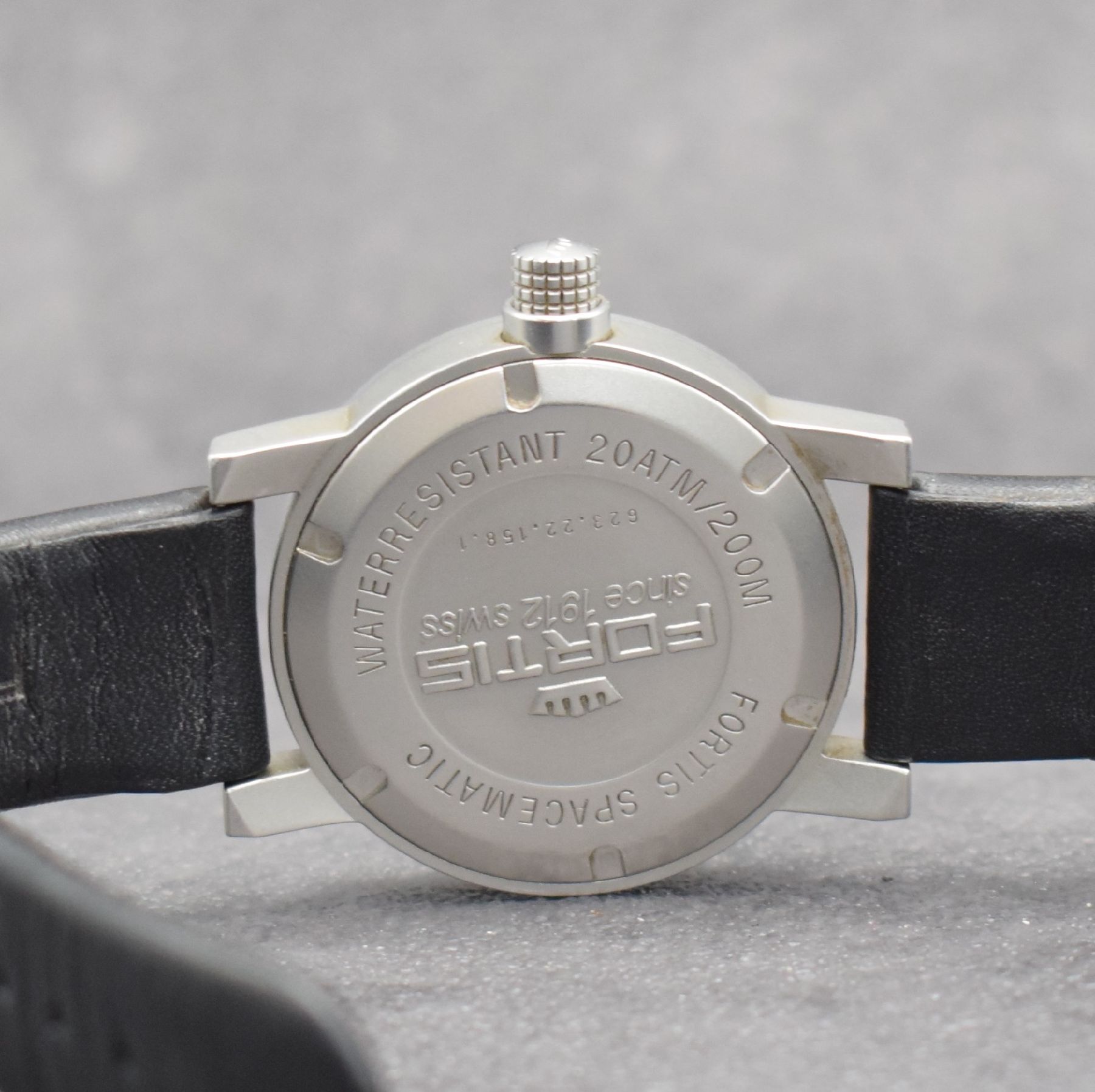 Detail f: FORTIS Spacematic Herrenarmbanduhr, Schweiz um 2005, Automatik, Ref. 623.22.158.1, Stahlgeh., Boden geschr., orig. Lederband m. orig. Dornschl., ...