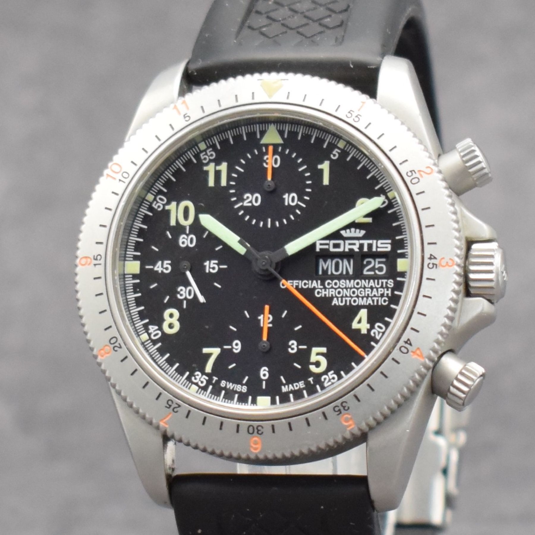 Detail c: FORTIS Official Cosmonauts Chronograph Herrenarmbanduhr, Schweiz um 1995, Automatik, Ref. 632.22.141. verschr. Stahlgeh., neutr. Kautschukband m. ...