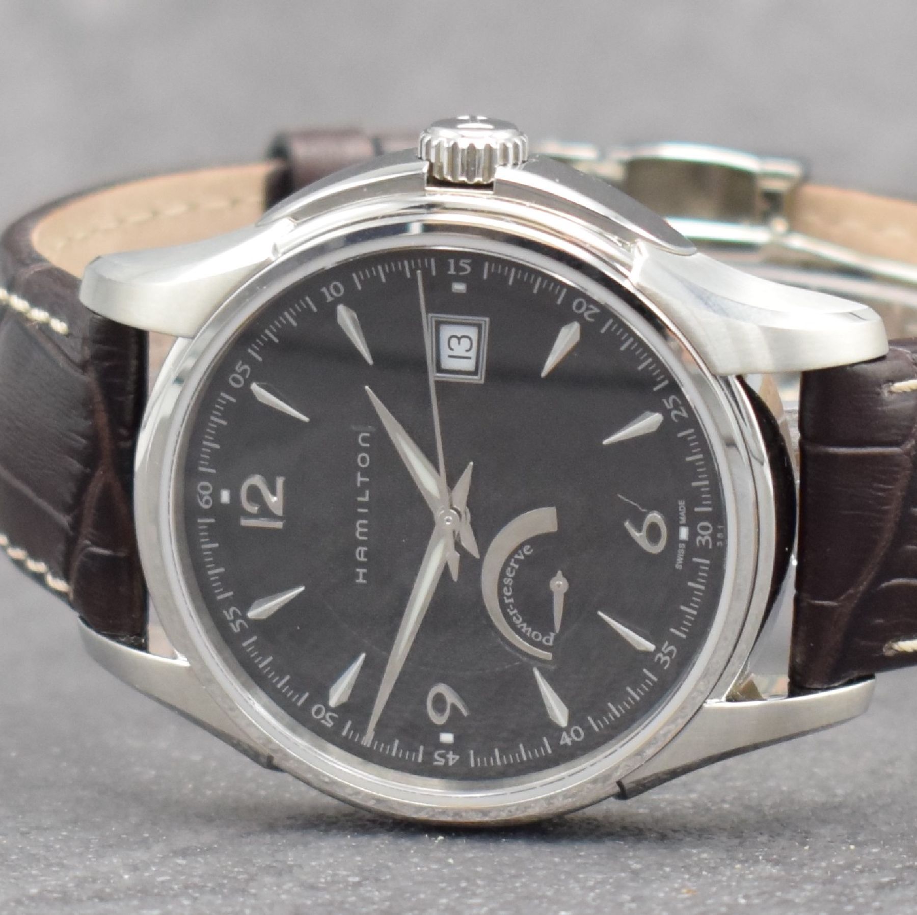Detail b: HAMILTON Jazzmaster Herrenarmbanduhr mit Gangreserveanzeige, Schweiz um 2008, Automatik, Ref. H325190, beids. vergl. Edelstahlgeh., Boden verschr., ...