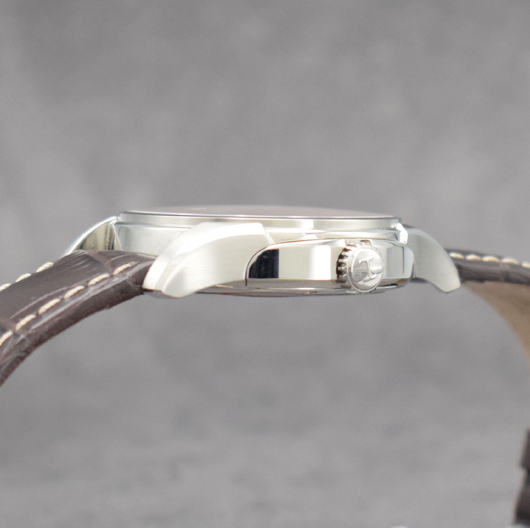Detail d: HAMILTON Jazzmaster Herrenarmbanduhr mit Gangreserveanzeige, Schweiz um 2008, Automatik, Ref. H325190, beids. vergl. Edelstahlgeh., Boden verschr., ...