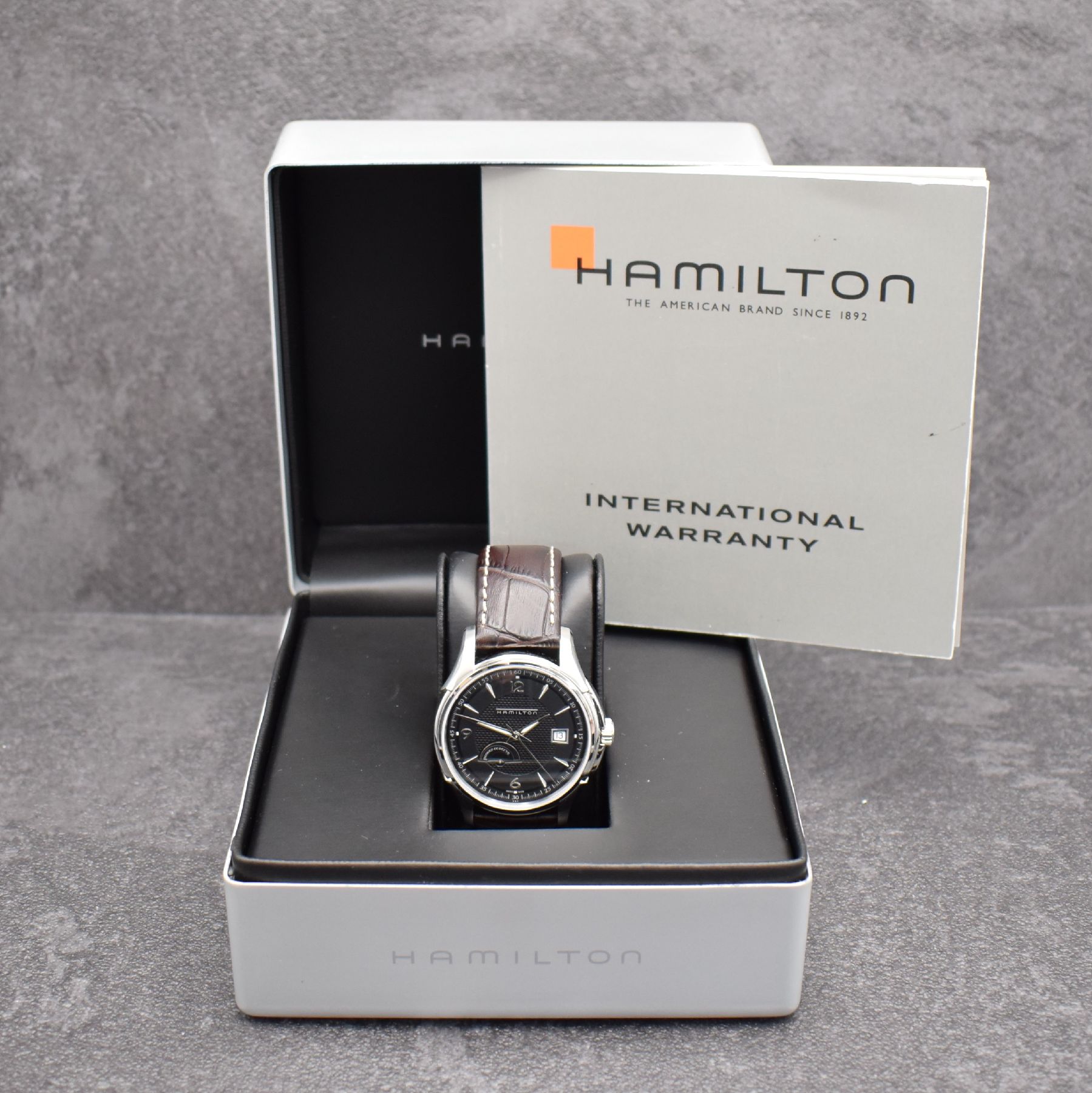 Detail g: HAMILTON Jazzmaster Herrenarmbanduhr mit Gangreserveanzeige, Schweiz um 2008, Automatik, Ref. H325190, beids. vergl. Edelstahlgeh., Boden verschr., ...