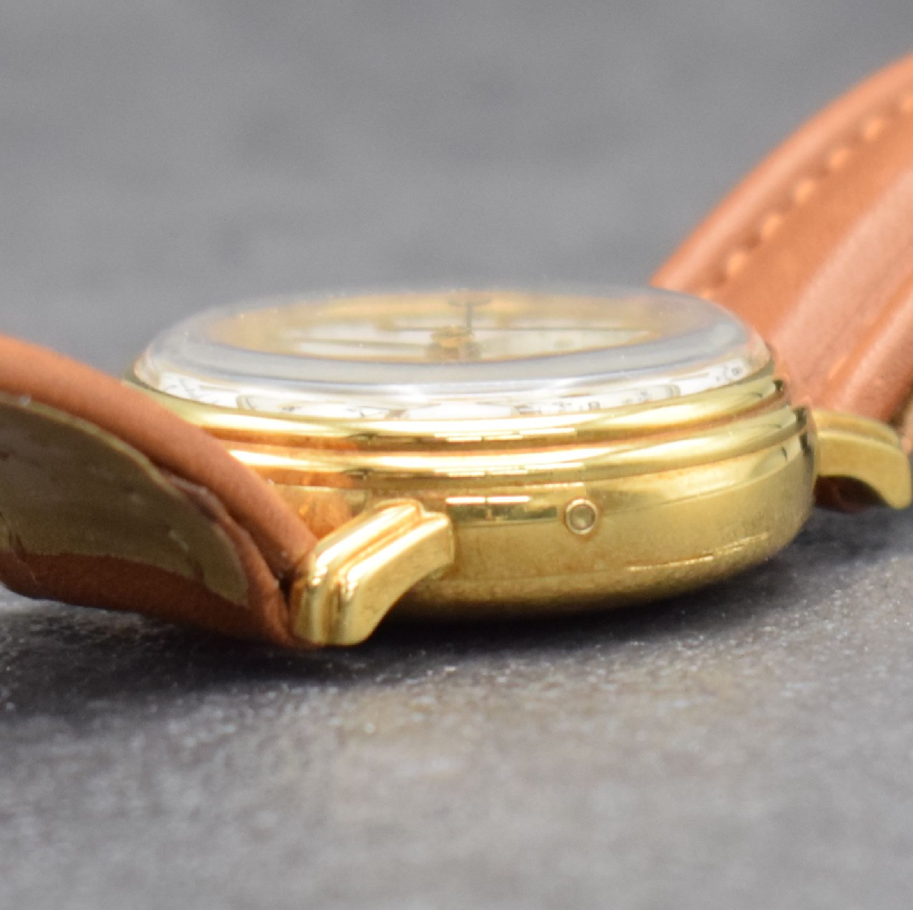 Detail e: LORAN Herrenarmbanduhr mit Chronograph & Kalender in GG 750/000, Schweiz um 1990, Automatik, 3-teil. Geh., Boden & Glasrand aufgedr., weißes ...