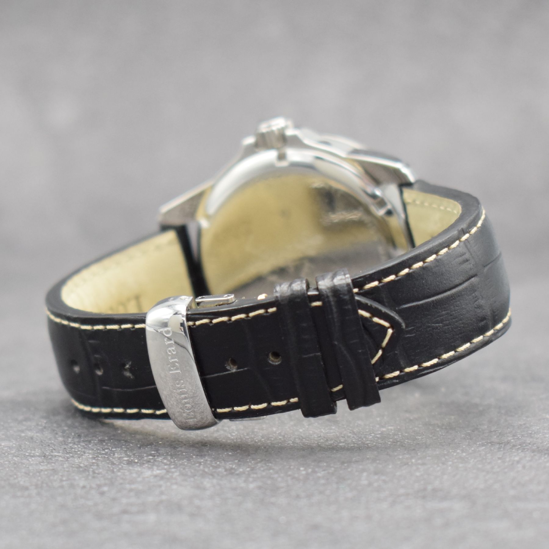 Detail d: LOUIS ERARD Herrenarmbanduhr mit Tag & Datum, Schweiz um 2008, Automatik, Edelstahlgeh., Boden geschr., schwarzes Zifferbl. m. arab. Zahlen, rote ...