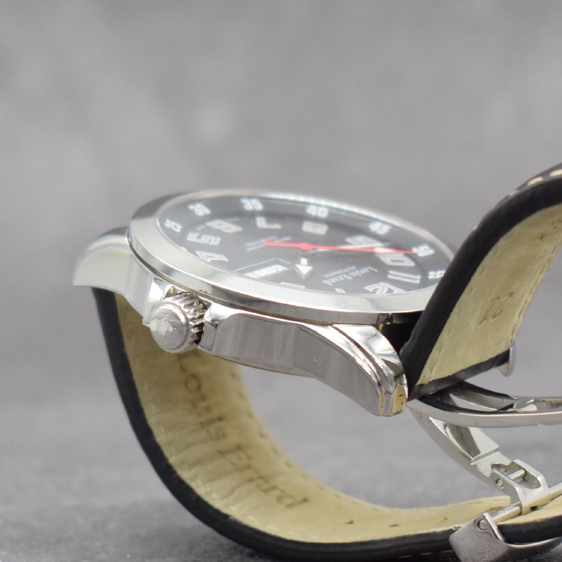 Detail e: LOUIS ERARD Herrenarmbanduhr mit Tag & Datum, Schweiz um 2008, Automatik, Edelstahlgeh., Boden geschr., schwarzes Zifferbl. m. arab. Zahlen, rote ...