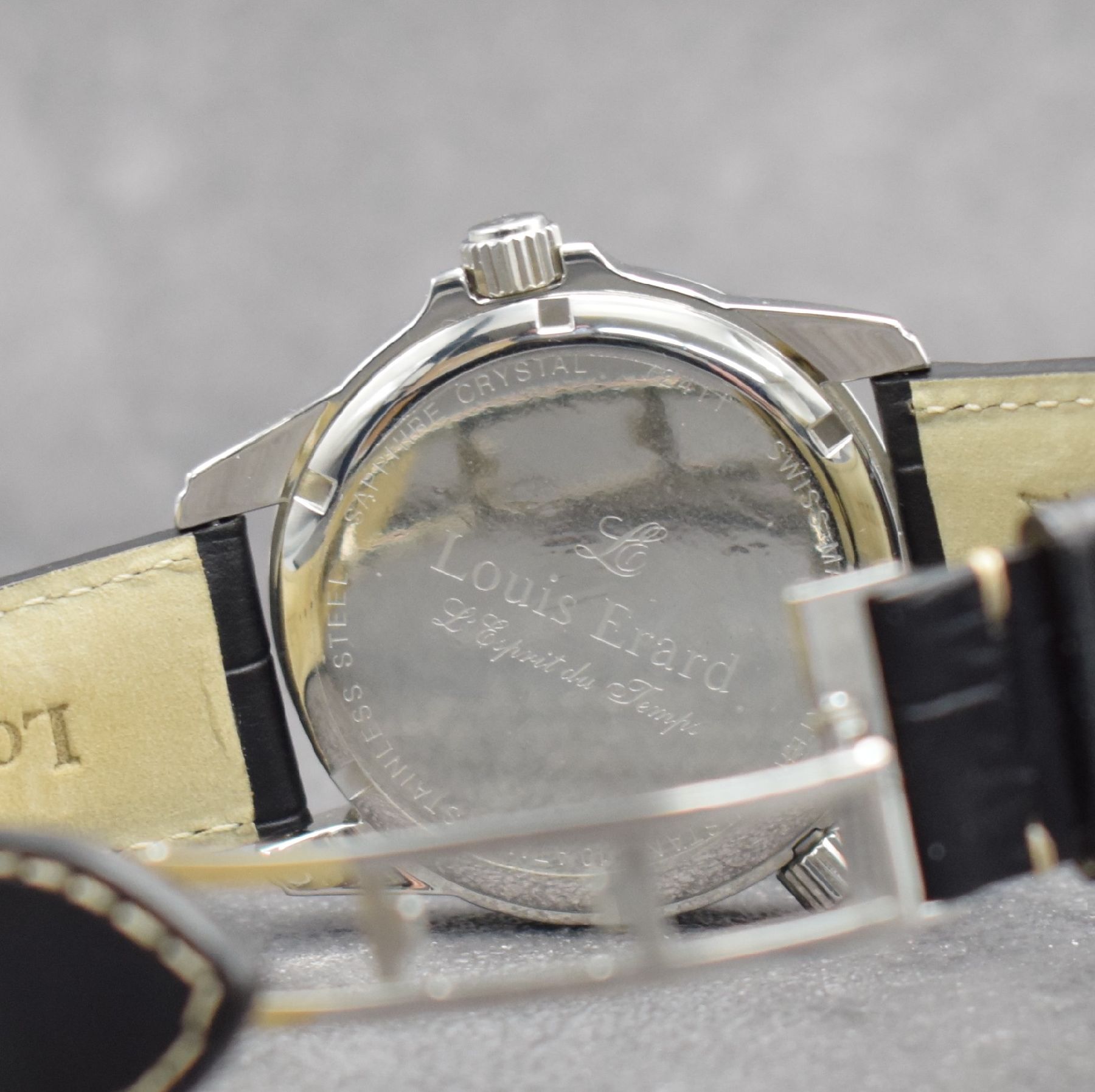 Detail f: LOUIS ERARD Herrenarmbanduhr mit Tag & Datum, Schweiz um 2008, Automatik, Edelstahlgeh., Boden geschr., schwarzes Zifferbl. m. arab. Zahlen, rote ...