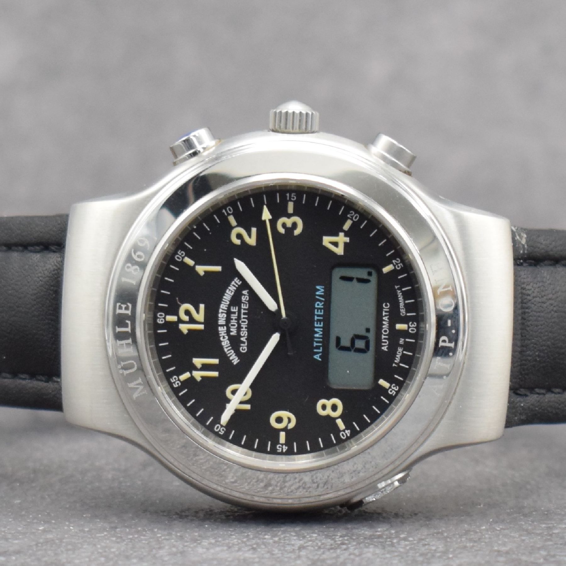 Detail a: MÜHLE Glashütte/SA Nautische Instrumente Altimeter/M Herrenarmbanduhr, Schweiz um 2005, Automatik m. elektronisch. Höhenmesser, massives beids. ...