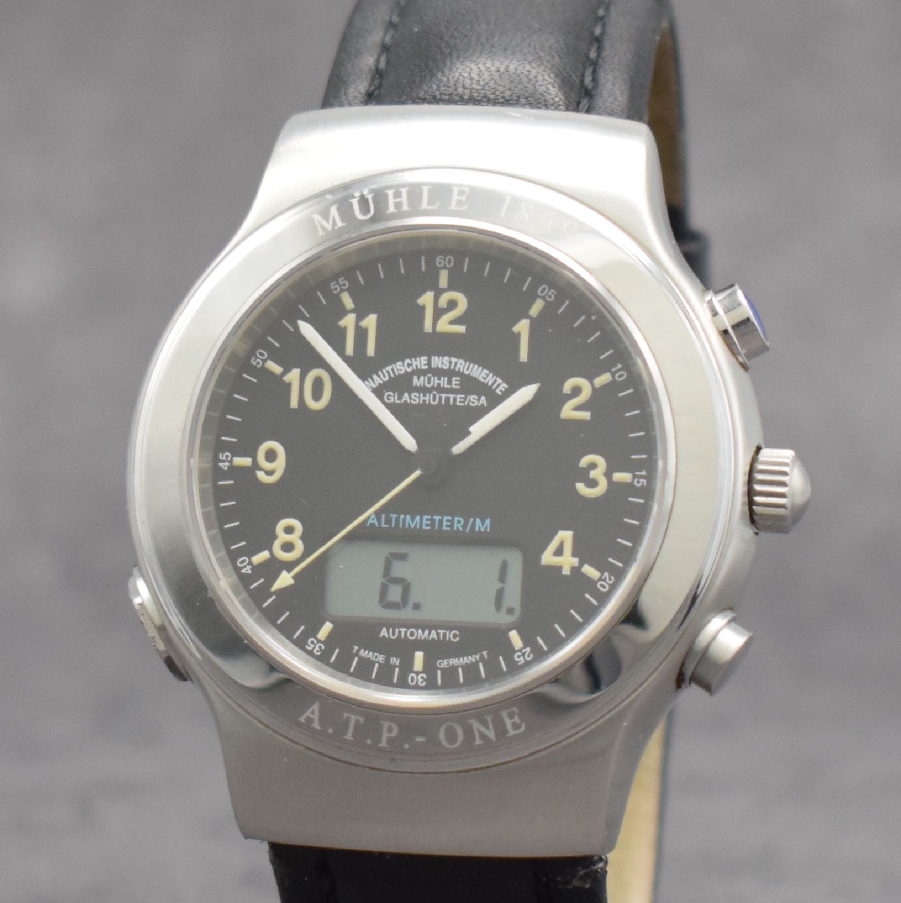 Detail c: MÜHLE Glashütte/SA Nautische Instrumente Altimeter/M Herrenarmbanduhr, Schweiz um 2005, Automatik m. elektronisch. Höhenmesser, massives beids. ...