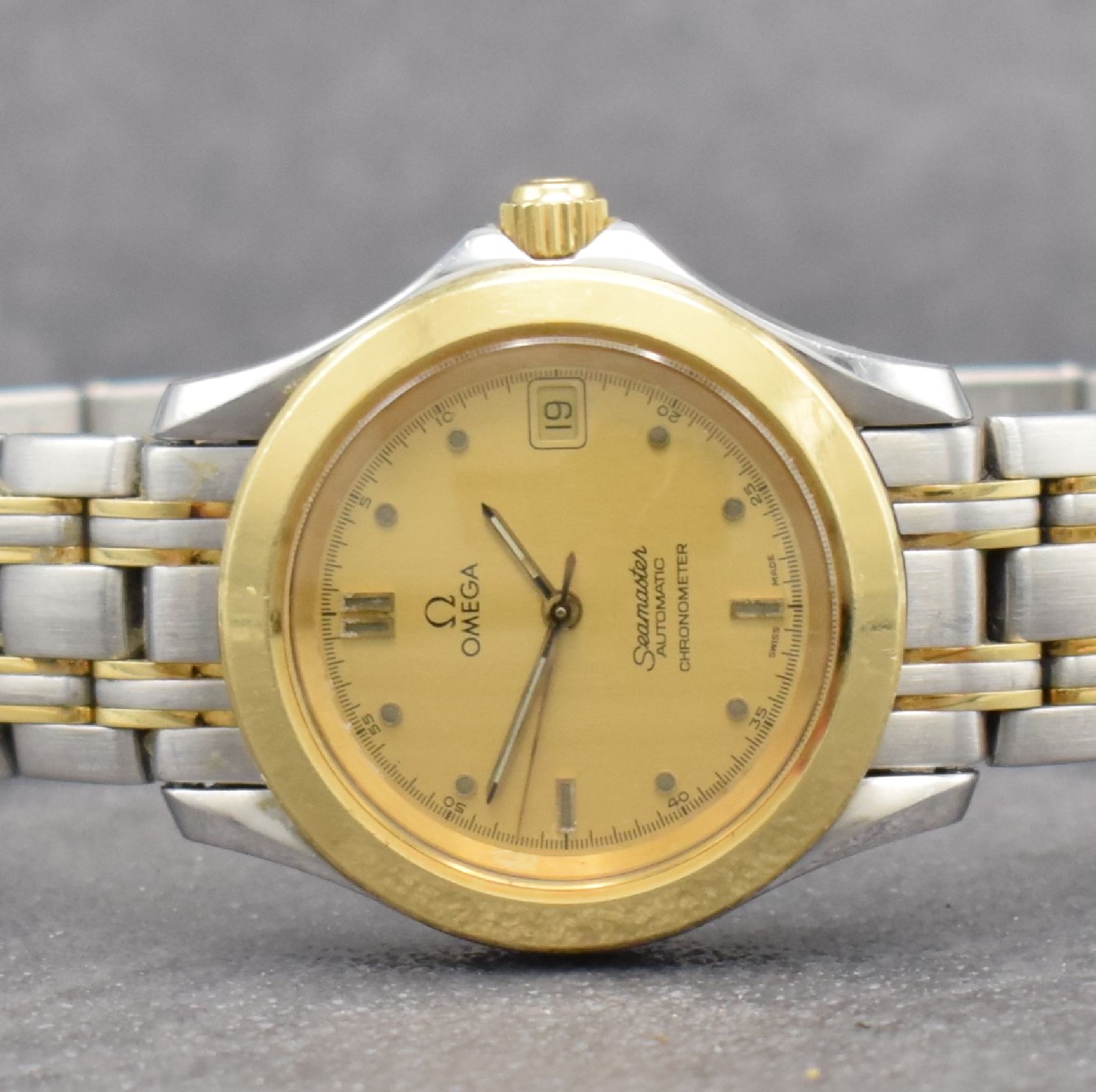 Detail a: OMEGA Herrenarmbanduhr Serie Seamaster, Schweiz um 1996, 168.1501, Edelstahl/Gold kombiniert inkl. Gliederband m. Faltschl., bomb. Saphirglas, Boden ...