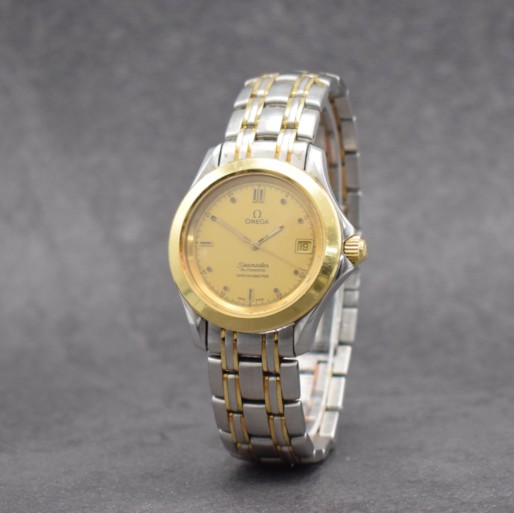 Detail b: OMEGA Herrenarmbanduhr Serie Seamaster, Schweiz um 1996, 168.1501, Edelstahl/Gold kombiniert inkl. Gliederband m. Faltschl., bomb. Saphirglas, Boden ...
