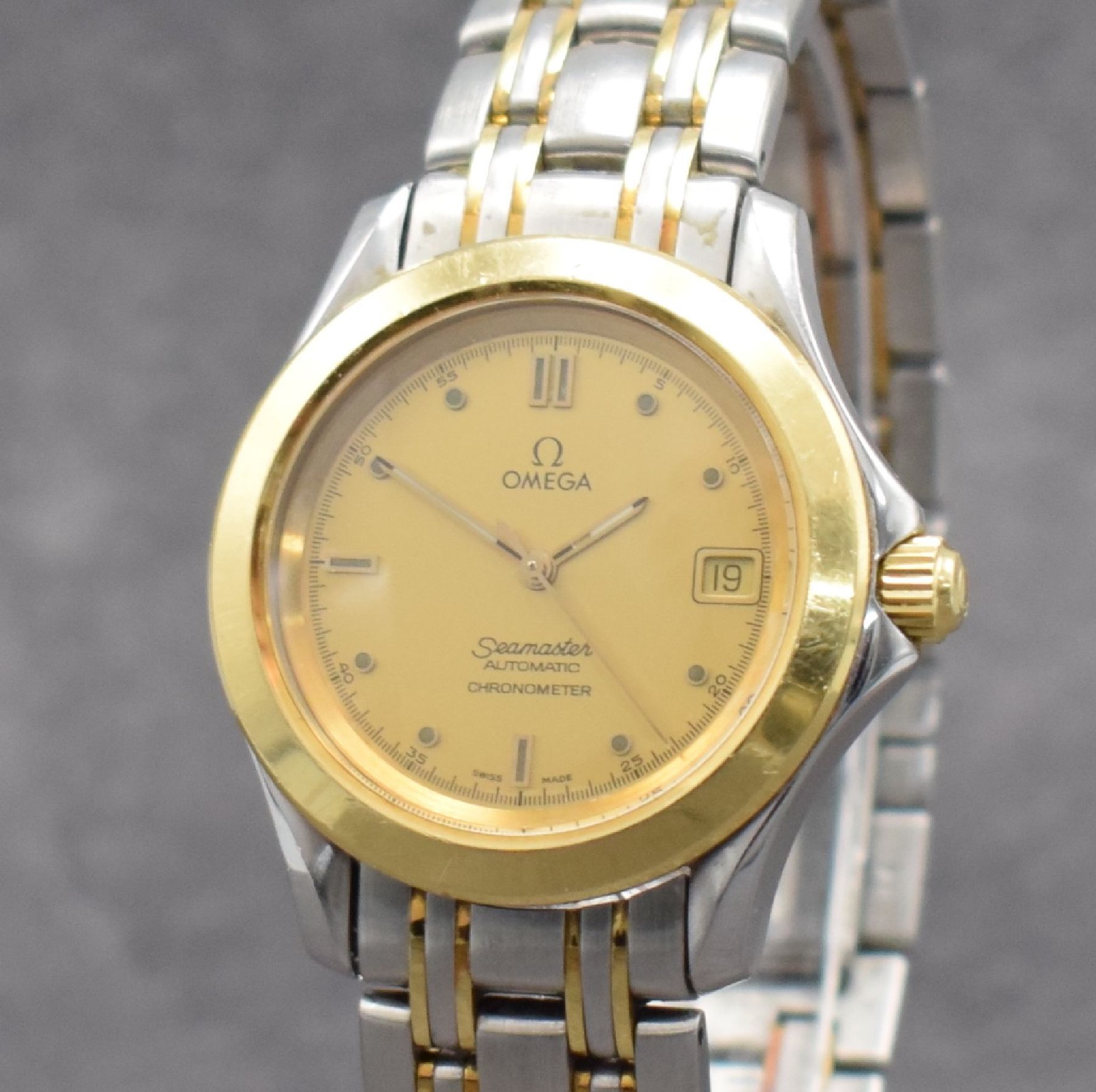 Detail c: OMEGA Herrenarmbanduhr Serie Seamaster, Schweiz um 1996, 168.1501, Edelstahl/Gold kombiniert inkl. Gliederband m. Faltschl., bomb. Saphirglas, Boden ...