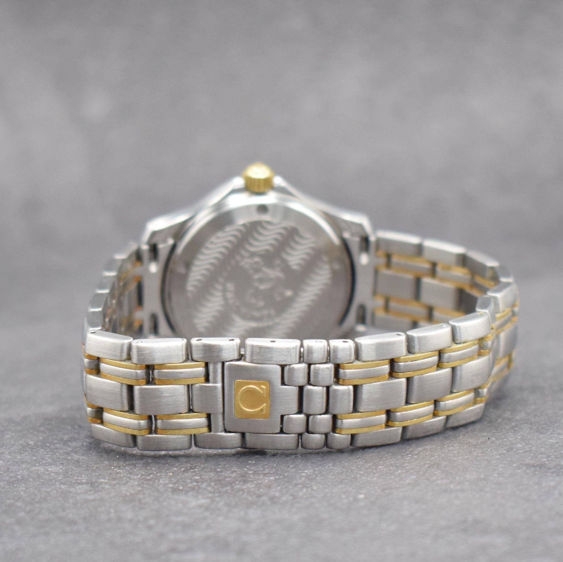 Detail d: OMEGA Herrenarmbanduhr Serie Seamaster, Schweiz um 1996, 168.1501, Edelstahl/Gold kombiniert inkl. Gliederband m. Faltschl., bomb. Saphirglas, Boden ...