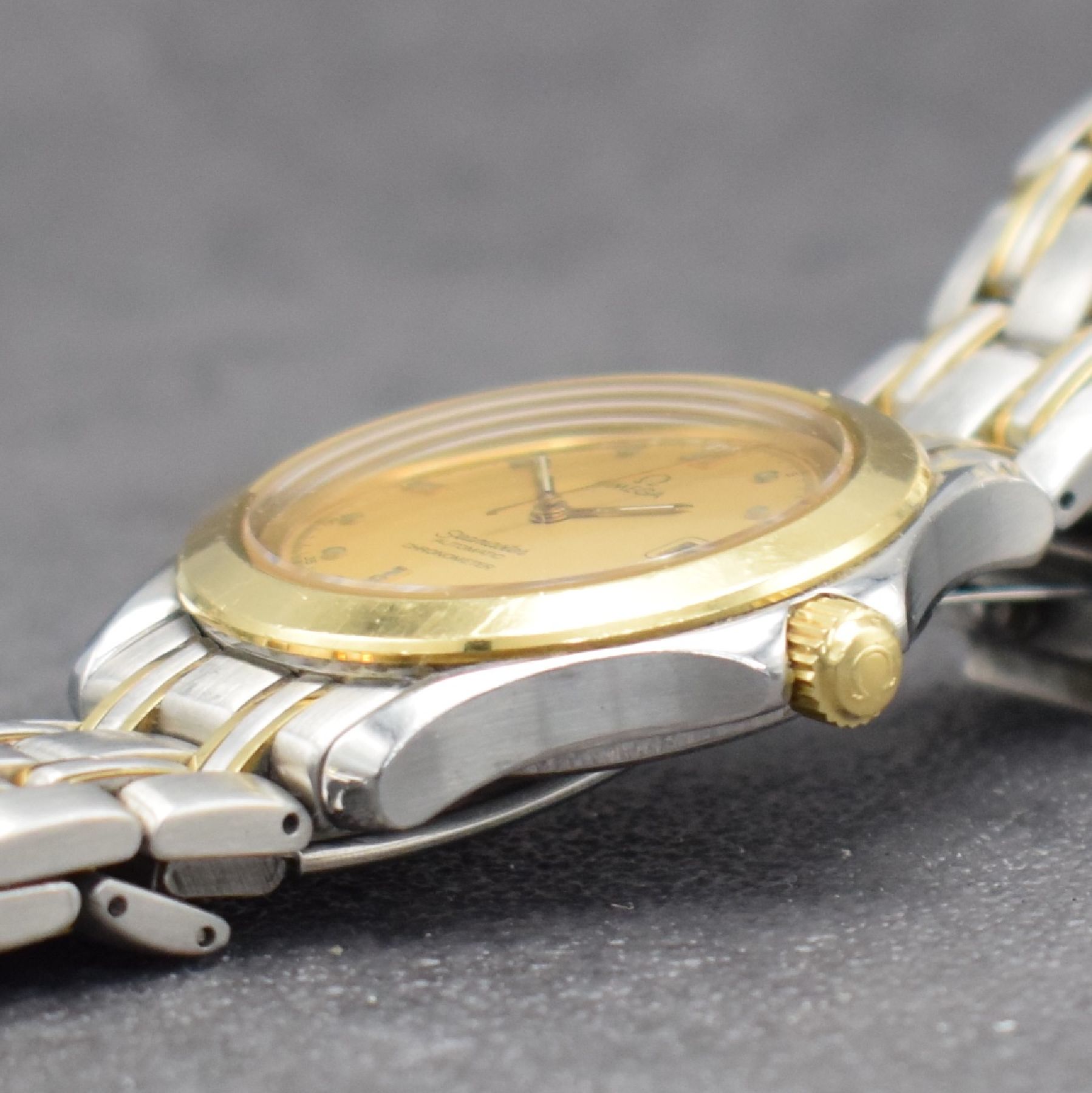 Detail e: OMEGA Herrenarmbanduhr Serie Seamaster, Schweiz um 1996, 168.1501, Edelstahl/Gold kombiniert inkl. Gliederband m. Faltschl., bomb. Saphirglas, Boden ...