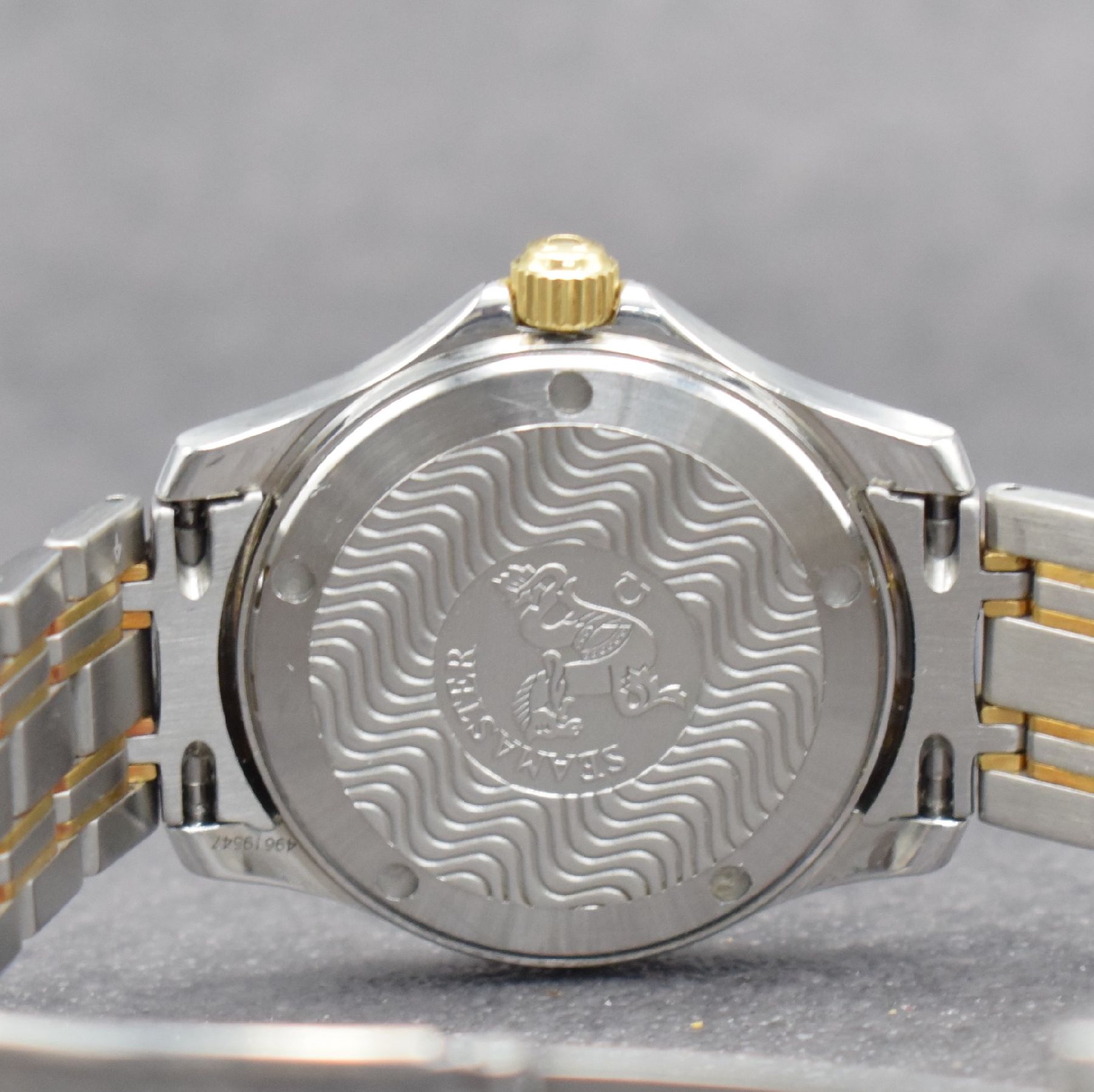 Detail f: OMEGA Herrenarmbanduhr Serie Seamaster, Schweiz um 1996, 168.1501, Edelstahl/Gold kombiniert inkl. Gliederband m. Faltschl., bomb. Saphirglas, Boden ...