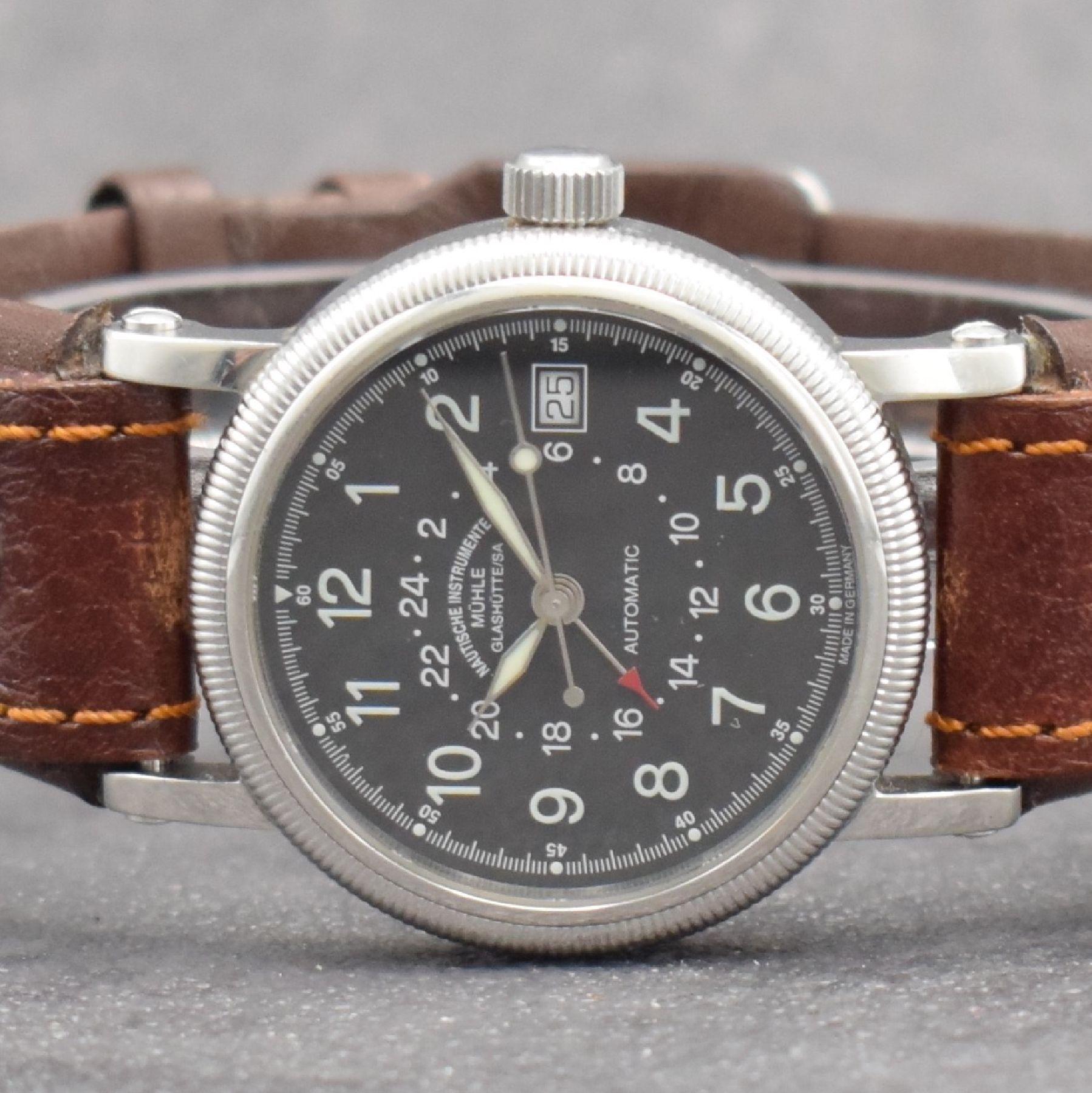 Detail a: MÜHLE Glashütte/SA Nautische Instrumente Herrenarmbanduhr mit 2er Zeitzone, Deutschland um 2000, Automatik, Ref. M 13140, beids. vergl. & verschr. ...