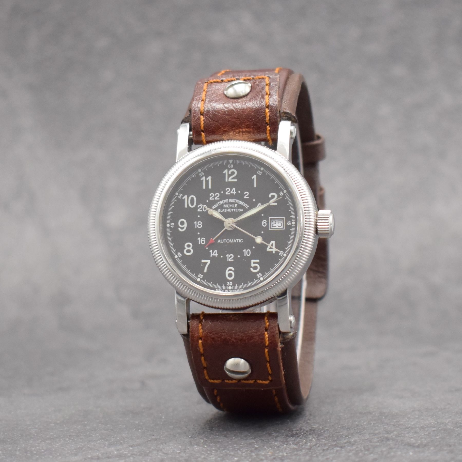 Detail b: MÜHLE Glashütte/SA Nautische Instrumente Herrenarmbanduhr mit 2er Zeitzone, Deutschland um 2000, Automatik, Ref. M 13140, beids. vergl. & verschr. ...